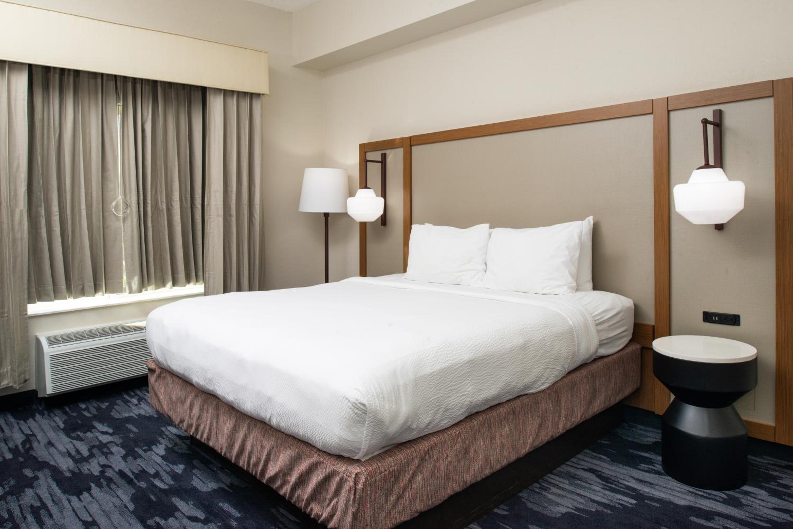 King Room with Roll-in Shower - Mobility and Hearing Accessible - Photo 5
