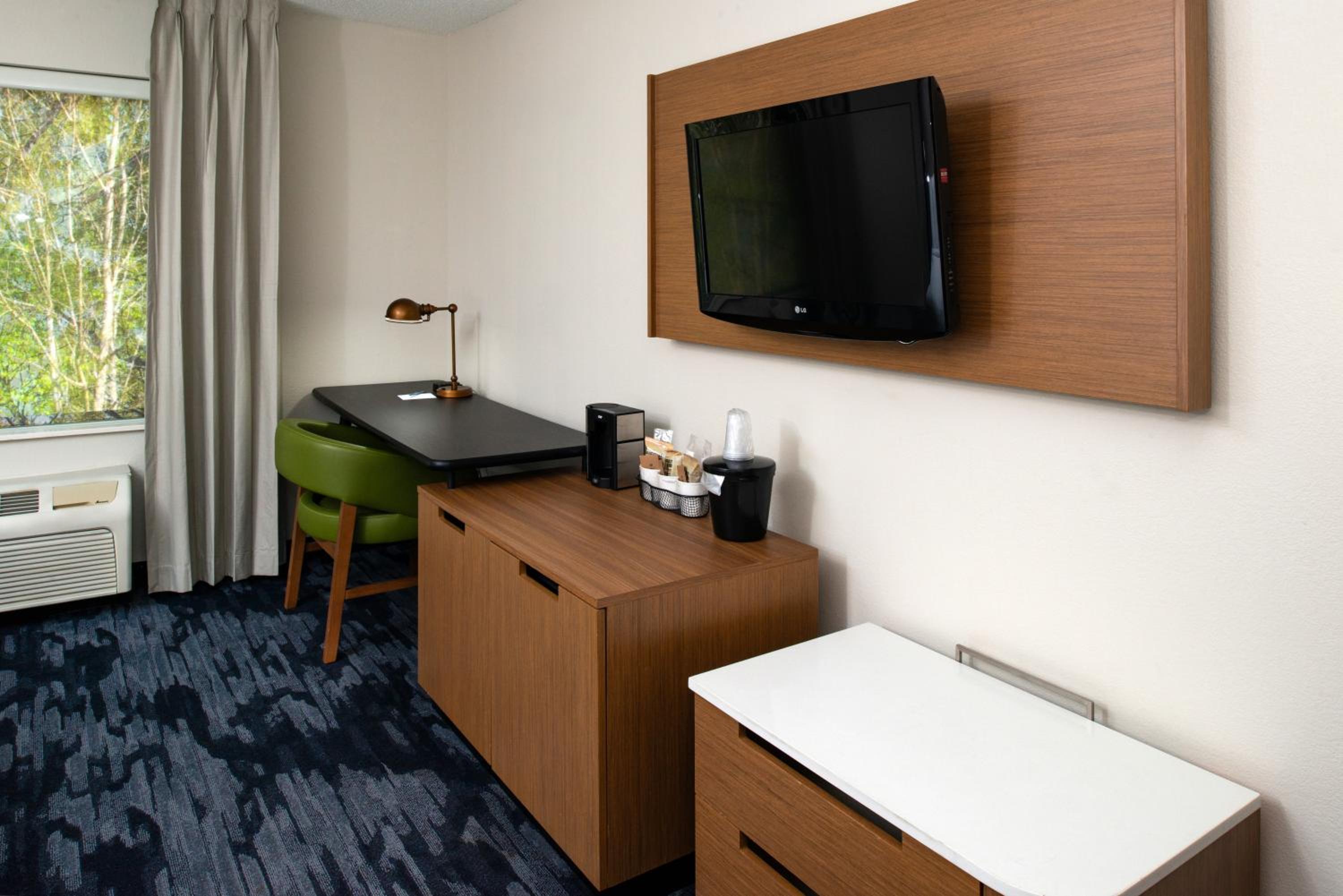 King Room with Roll-in Shower - Mobility and Hearing Accessible - Photo 4