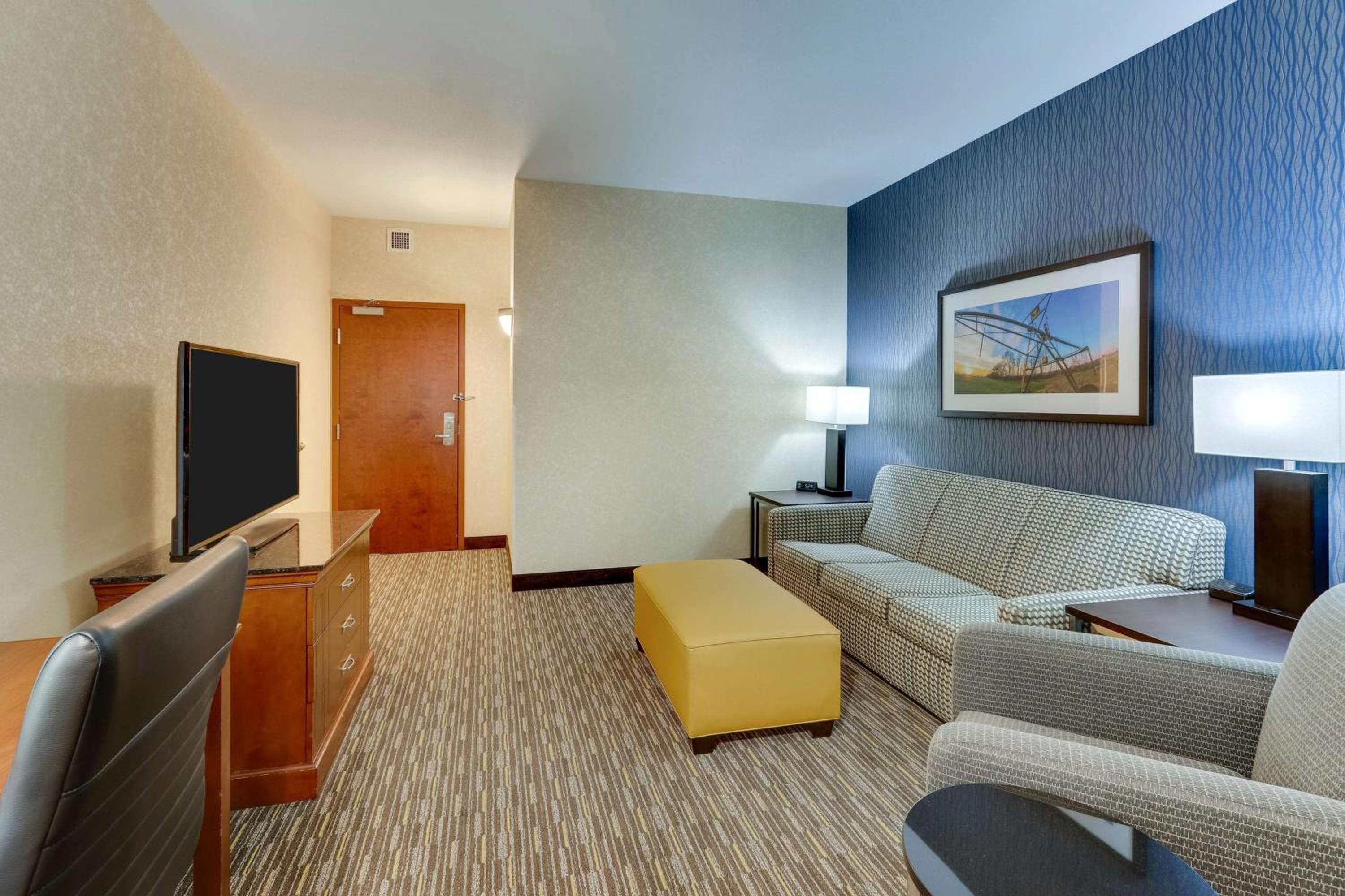 Queen Suite with Sofa Bed - Accessible, Tub