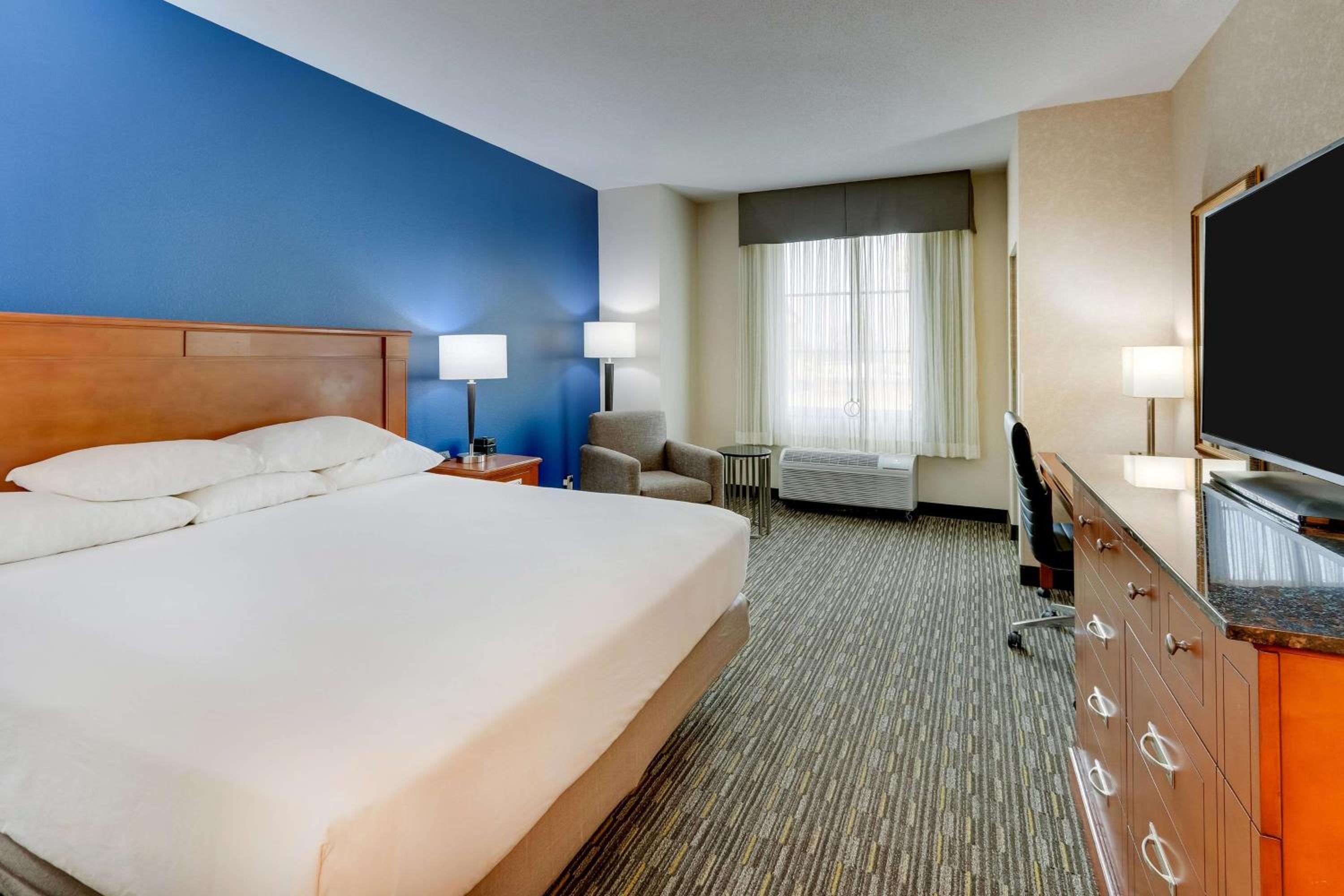 Deluxe King Room - Accessible, Roll-in Shower