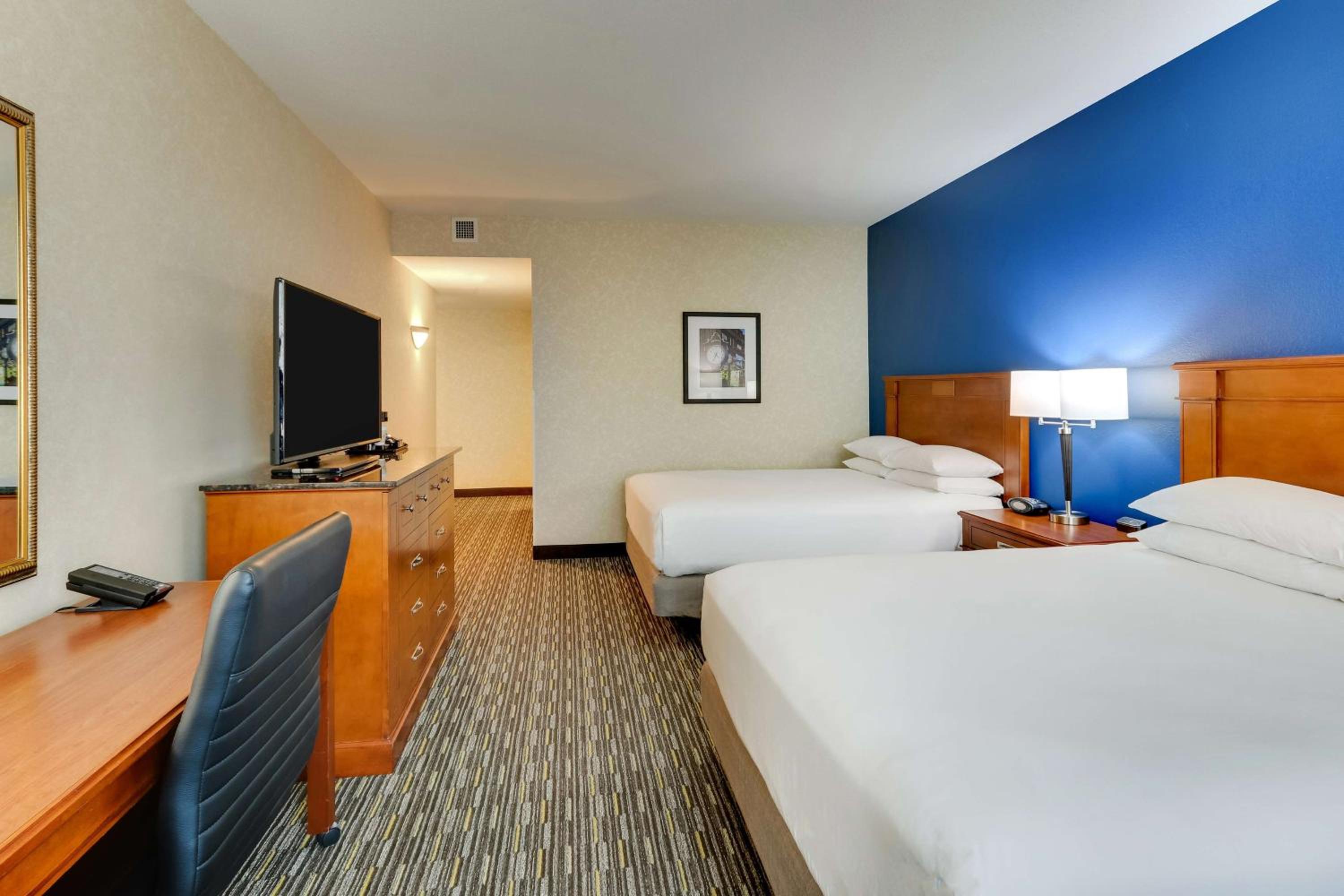 Deluxe Queen Room with Two Queen Beds - Accessible, Tub