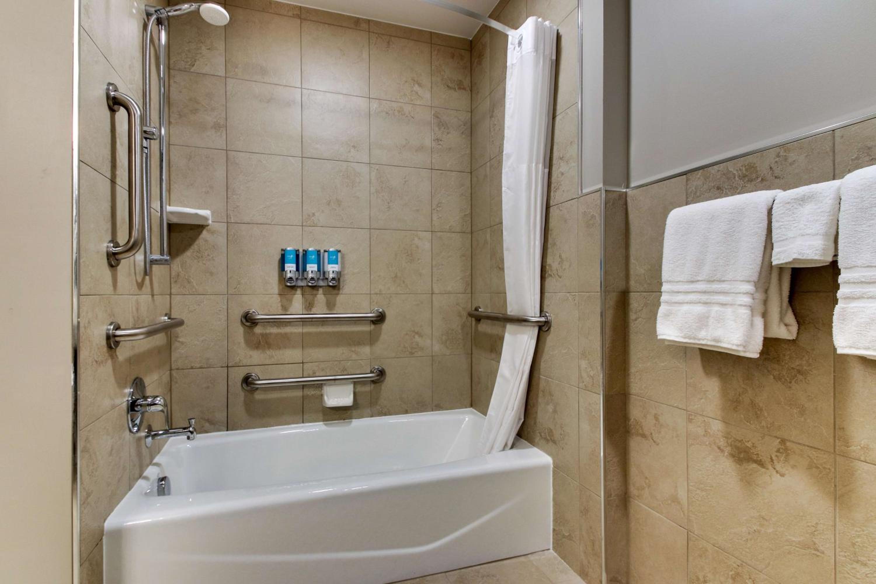King Suite with Sofa Bed - Hearing Accessible, Tub photo 3