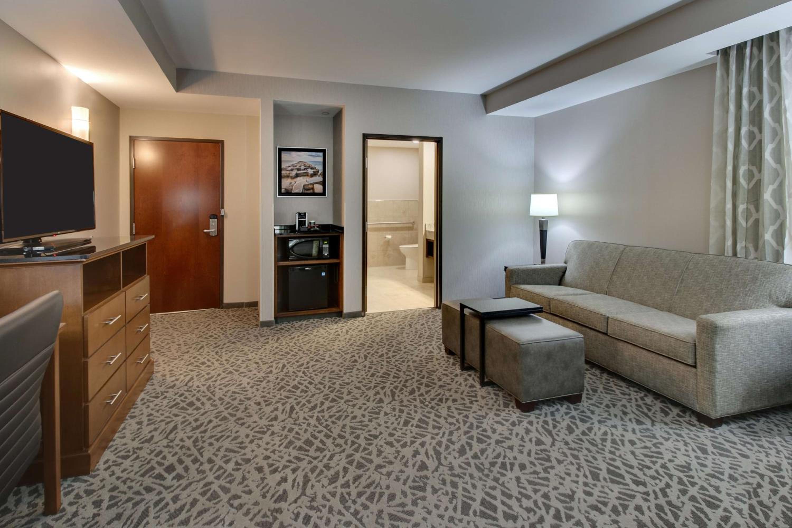 King Suite with Sofa Bed - Hearing Accessible, Roll-in Shower photo 3