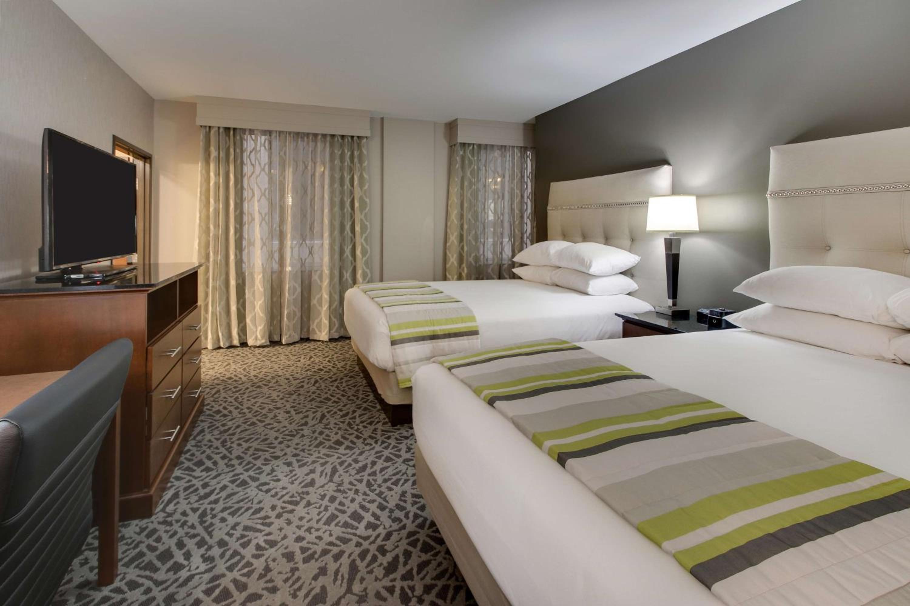 Superior Queen Room with Two Queen Beds - Hearing Accessible, Tub photo 2