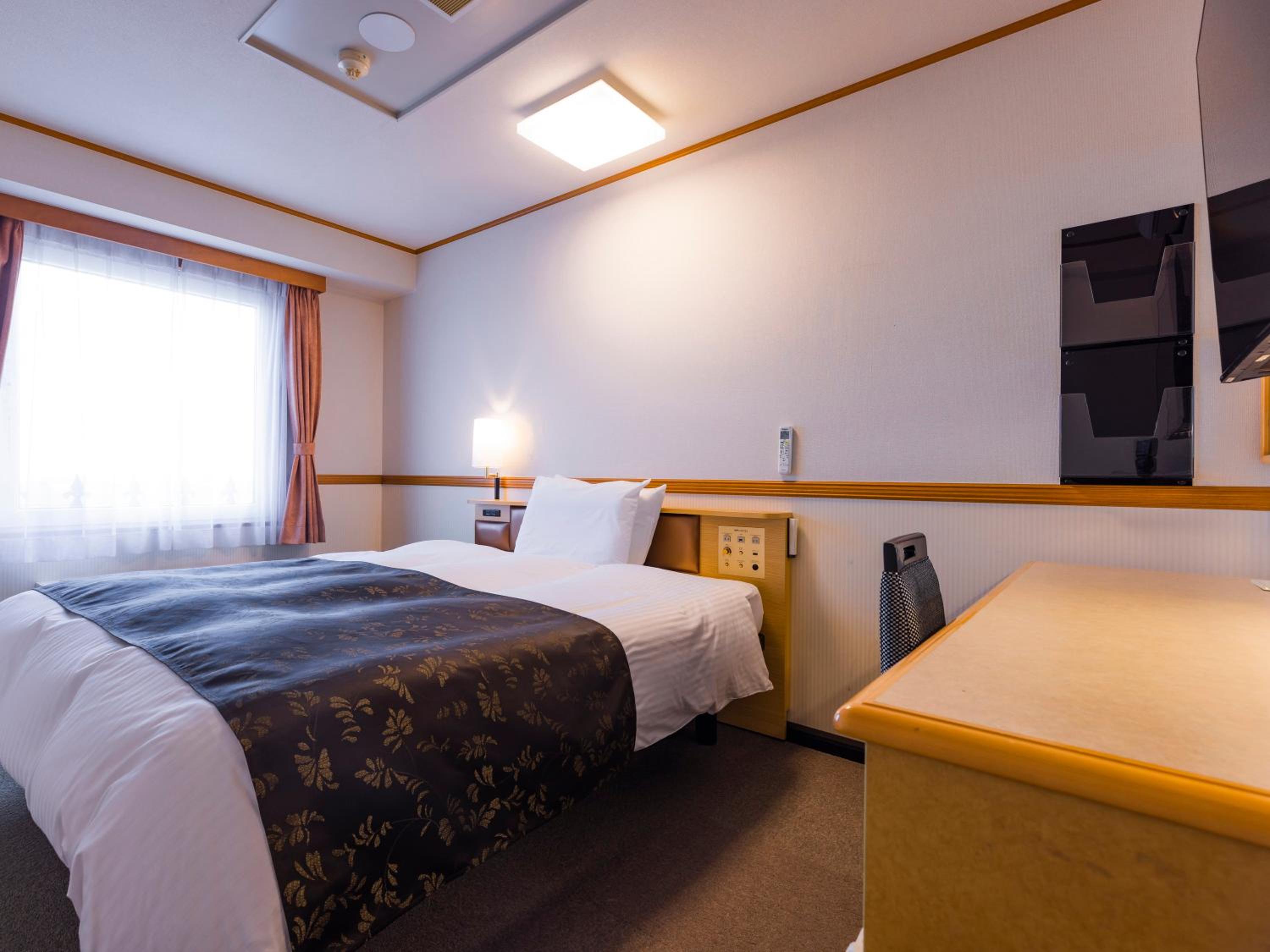 Single Room with Queen Bed - Smoking