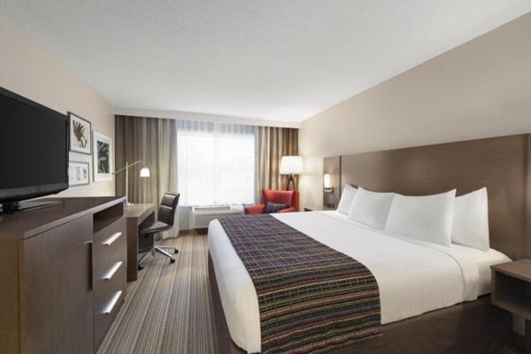 King Suite with Roll-In Shower - Disability Access/Non Smoking photo 2