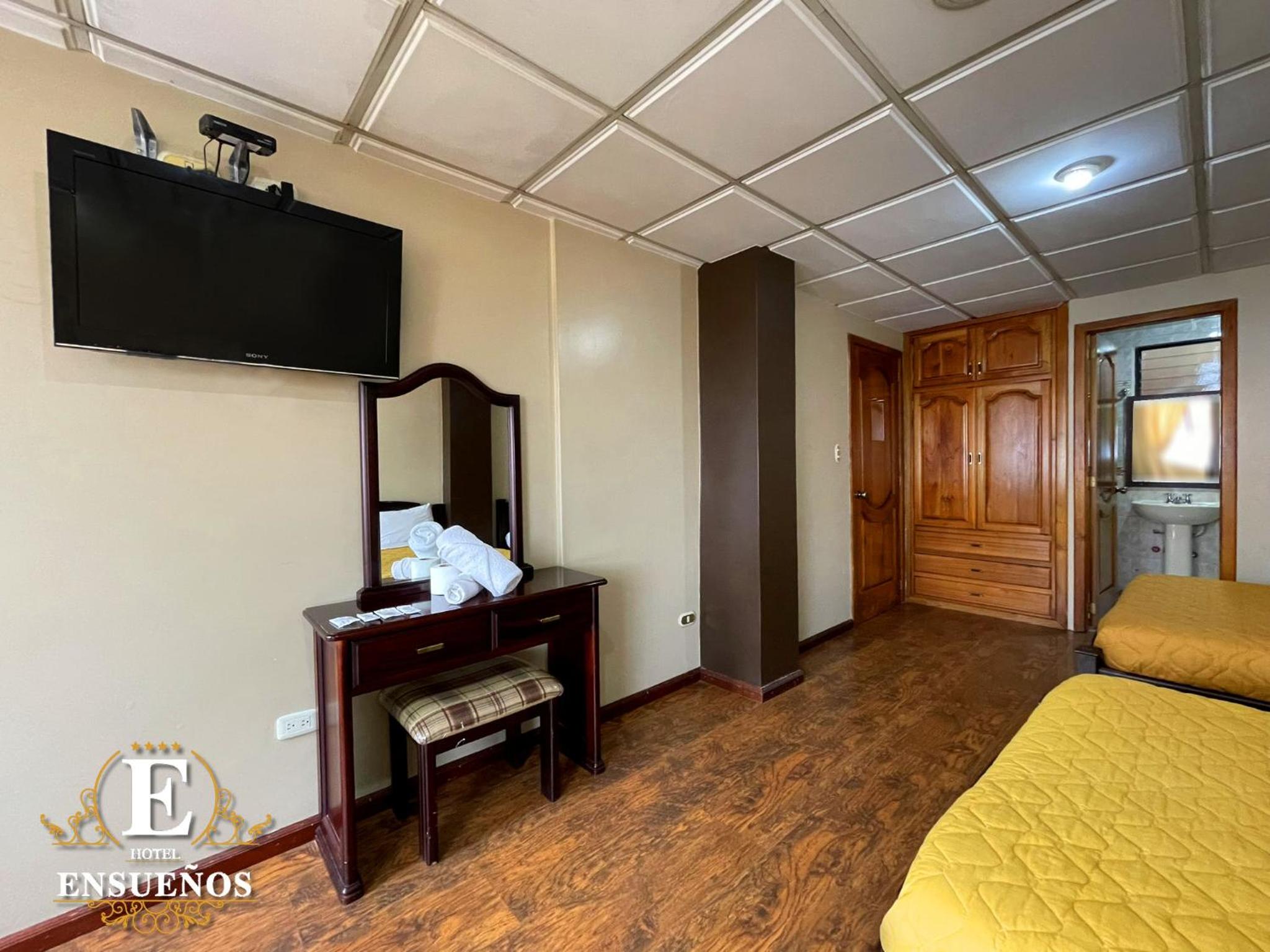Family Room with Private Bathroom photo 2