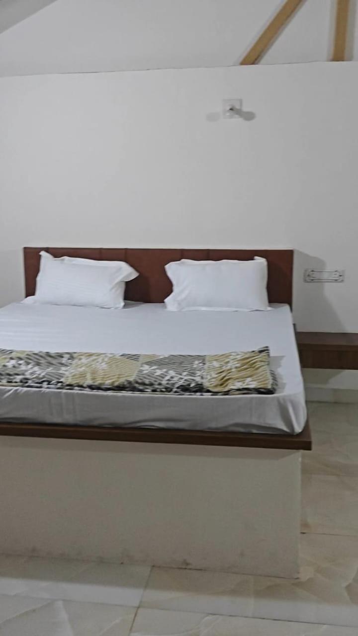 Deluxe Double Room (2 Adults + 1 Child) photo 2
