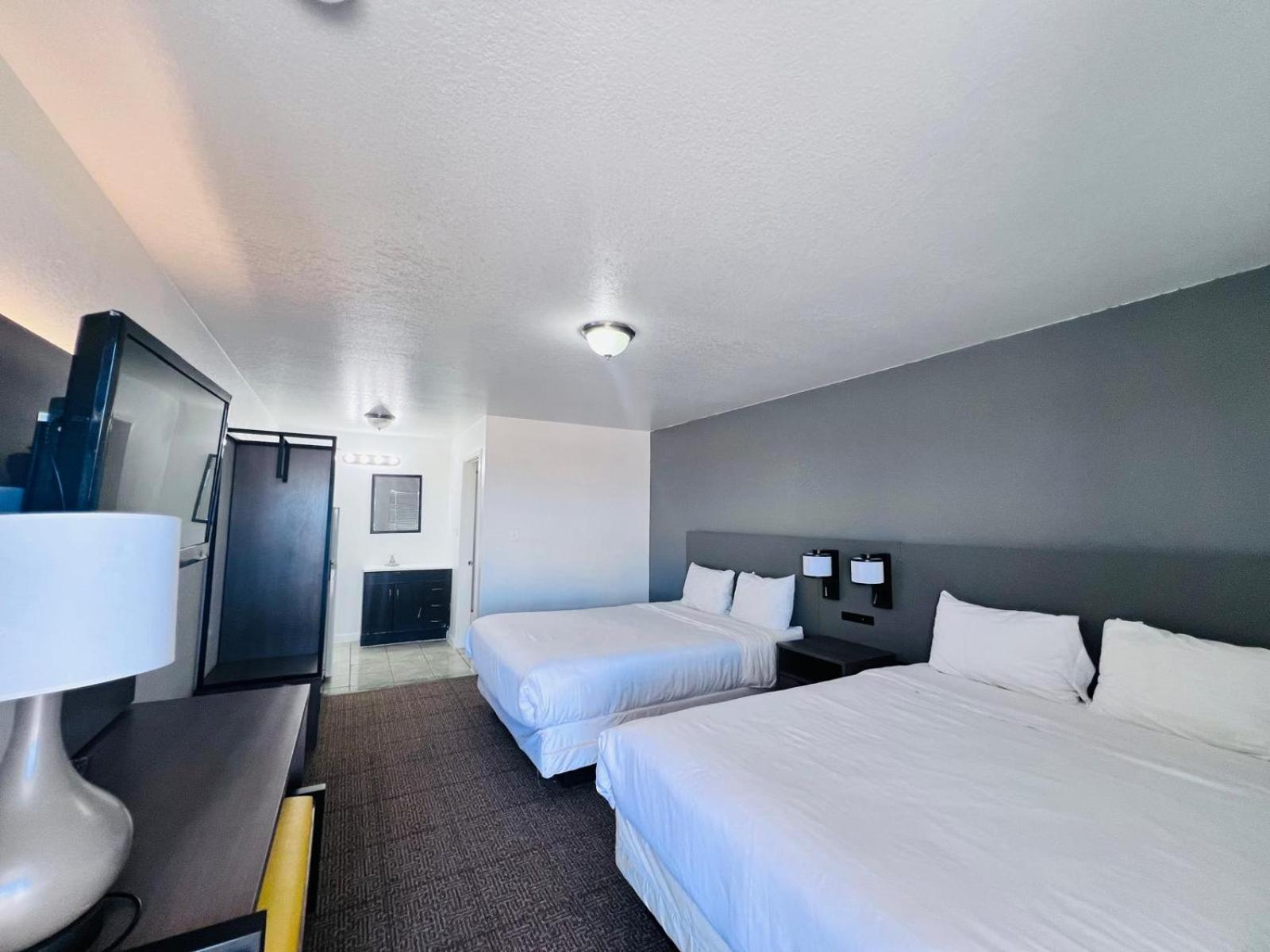 Queen Room with Two Queen Beds photo 1