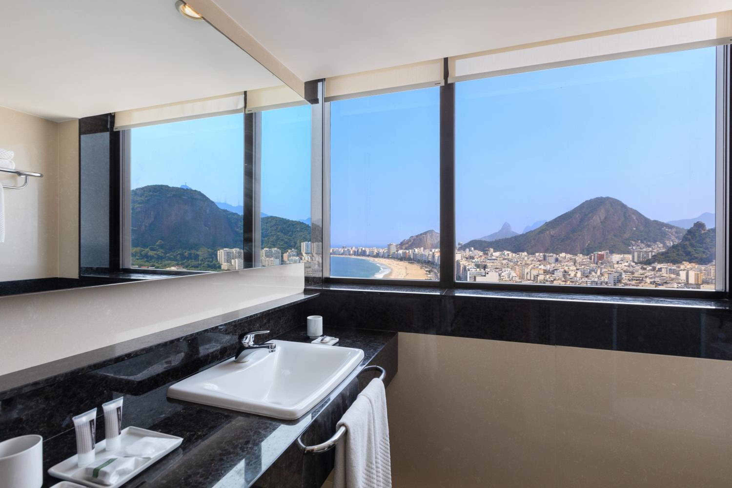 Executive One-Bedroom King Suite - Ocean Front thumbnail 6