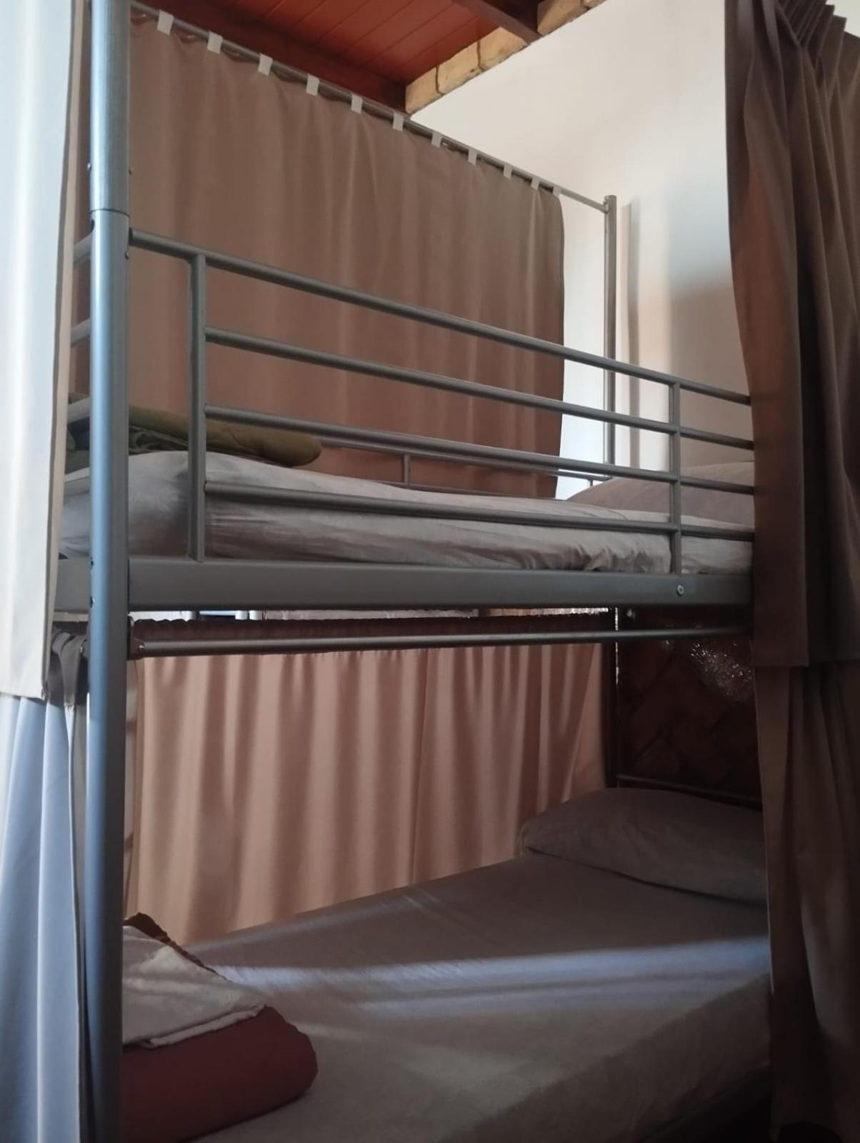 Literal translation: Litera en habitación compartida femenina de 8 camas

Neutral Spanish: Litera en habitación compartida femenina de 8 camas