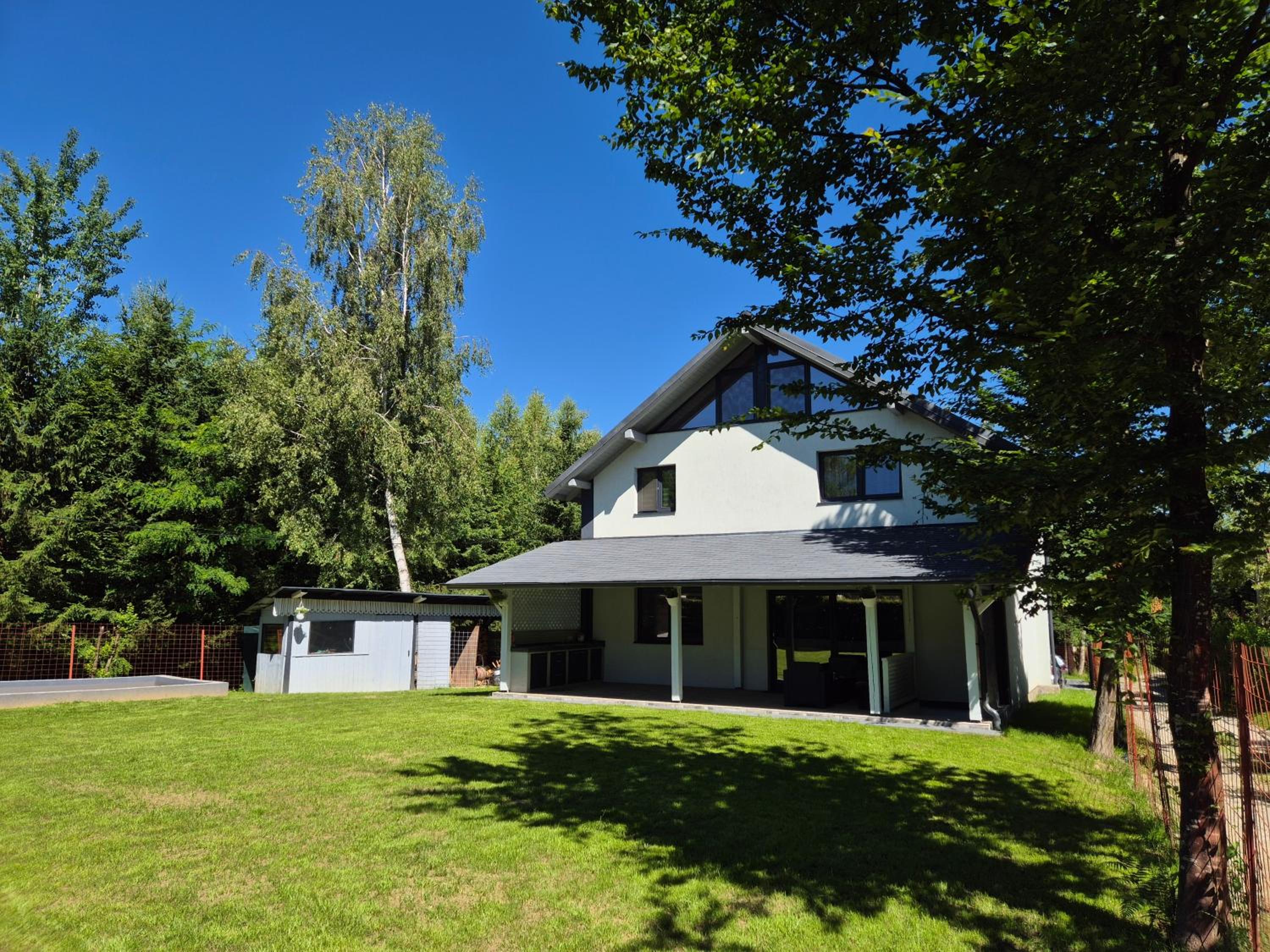 Five-Bedroom House photo 2