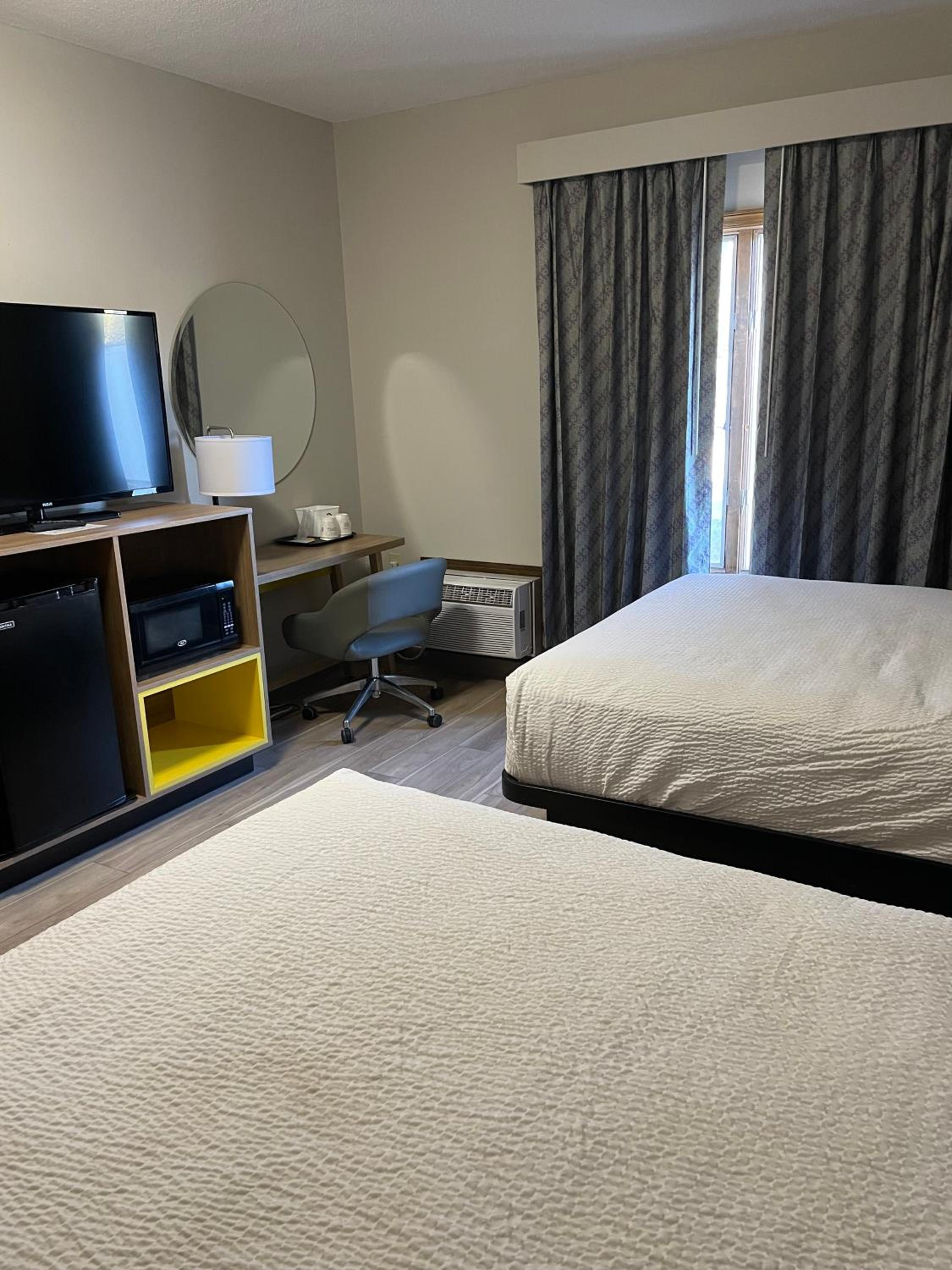 Queen Room with Two Queen Beds - Non-Smoking - Photo 2