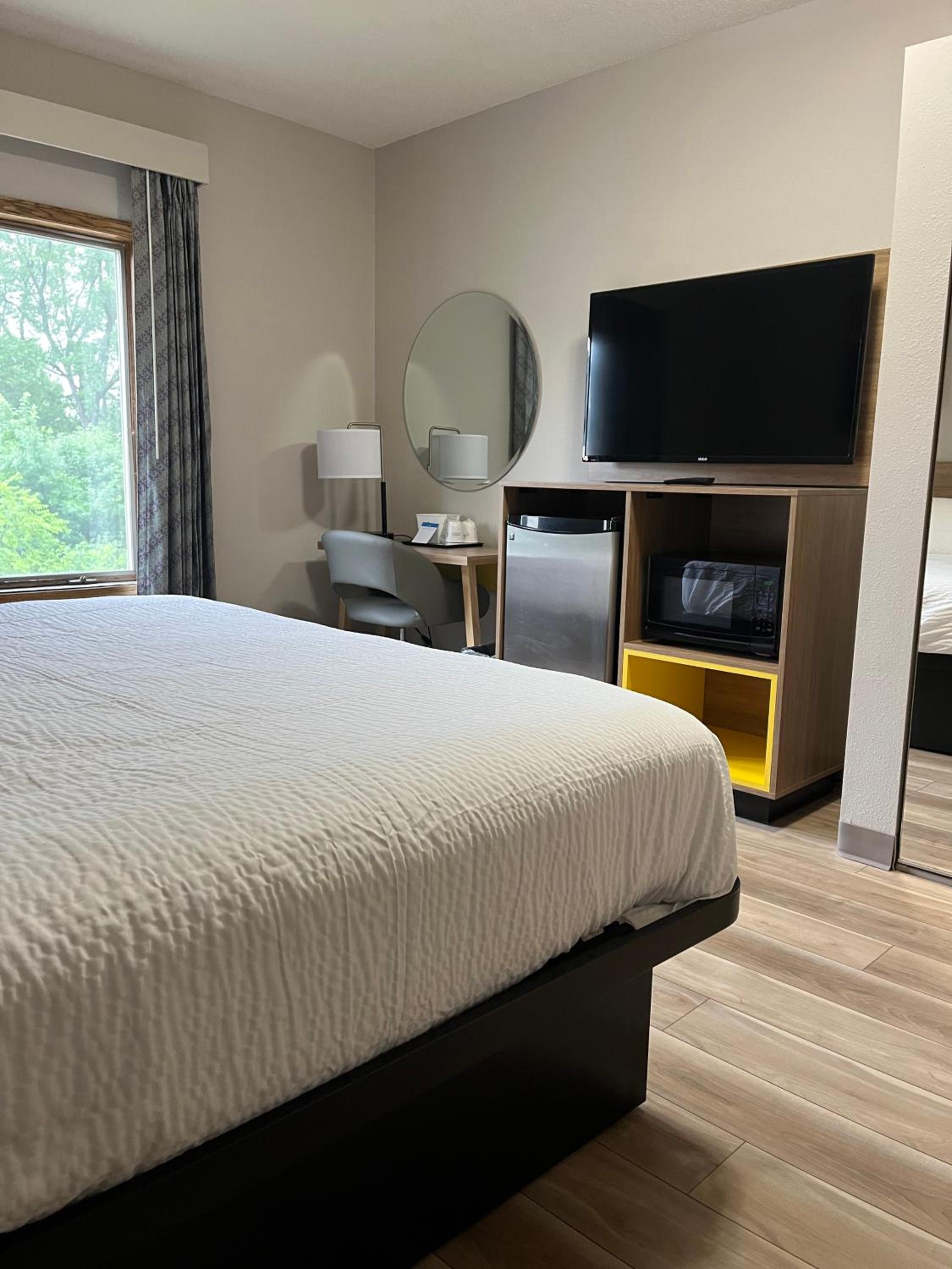 One-Bedroom King Suite - Non-Smoking - Photo 6