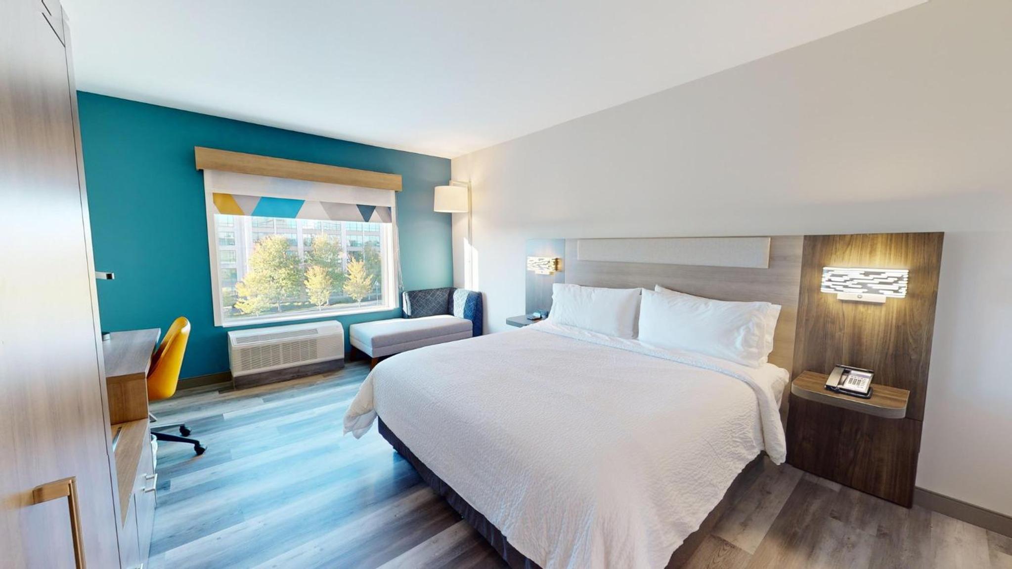 King Room - Hearing Accessible photo 3