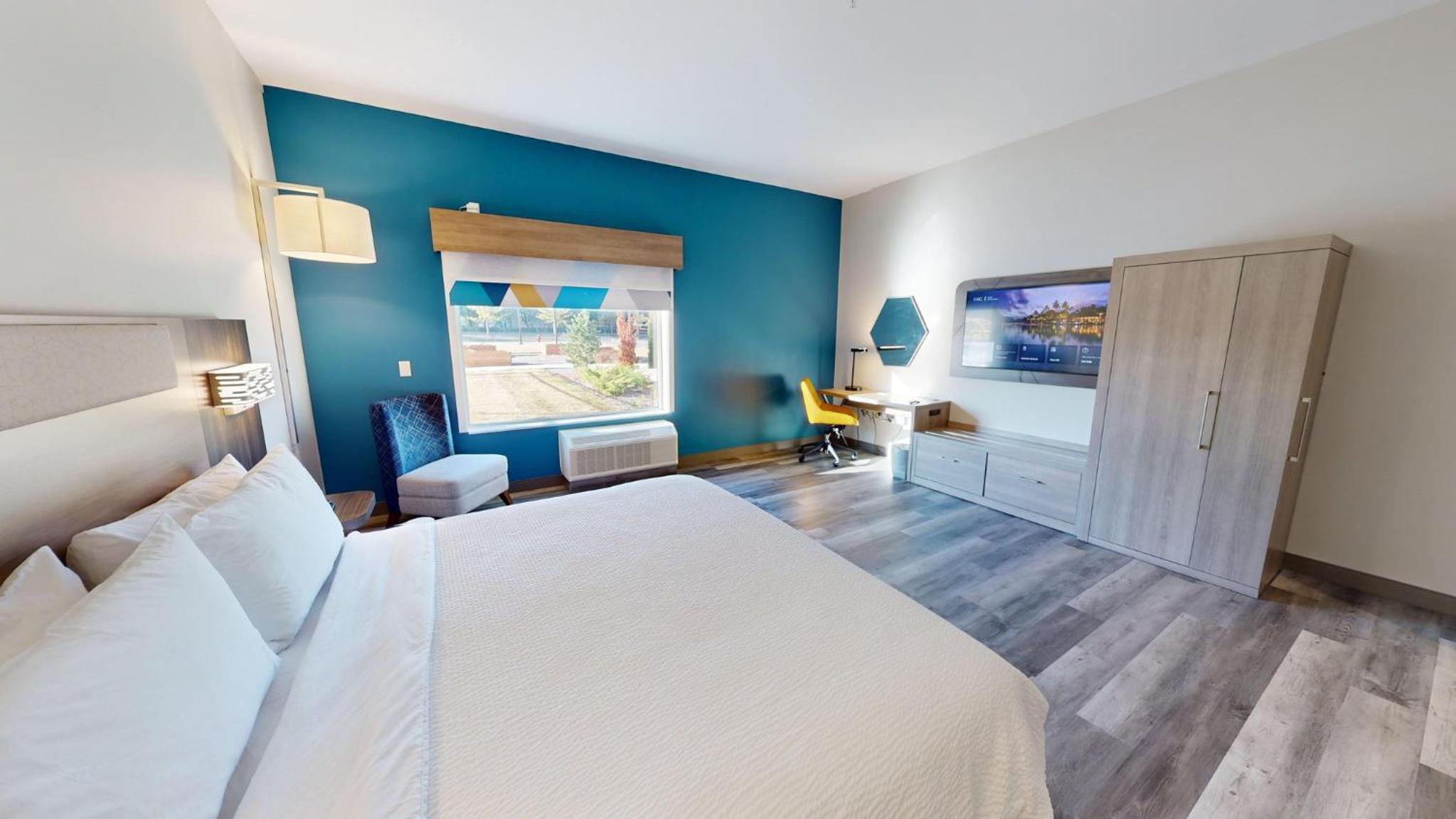 King Suite With Roll-In Shower - Disability Access/Non-Smoking