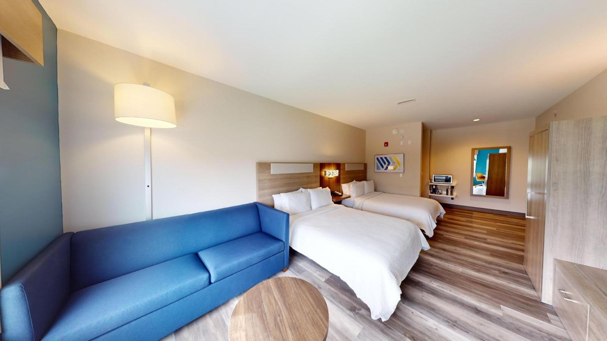 Queen Suite With Two Queen Beds photo 3