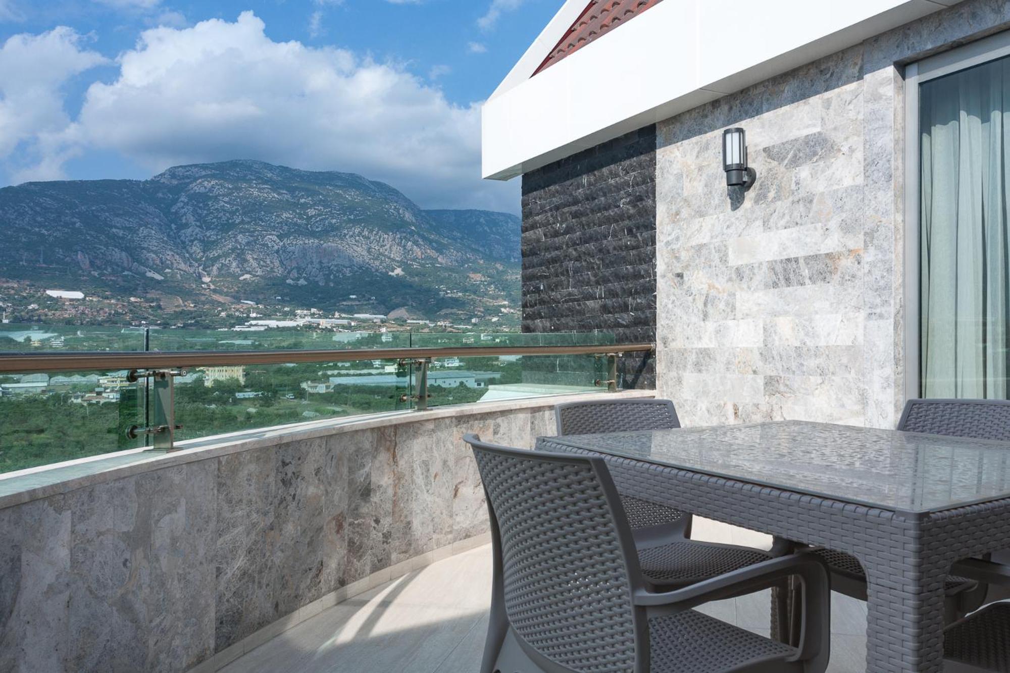 Family Room With Balcony photo 2