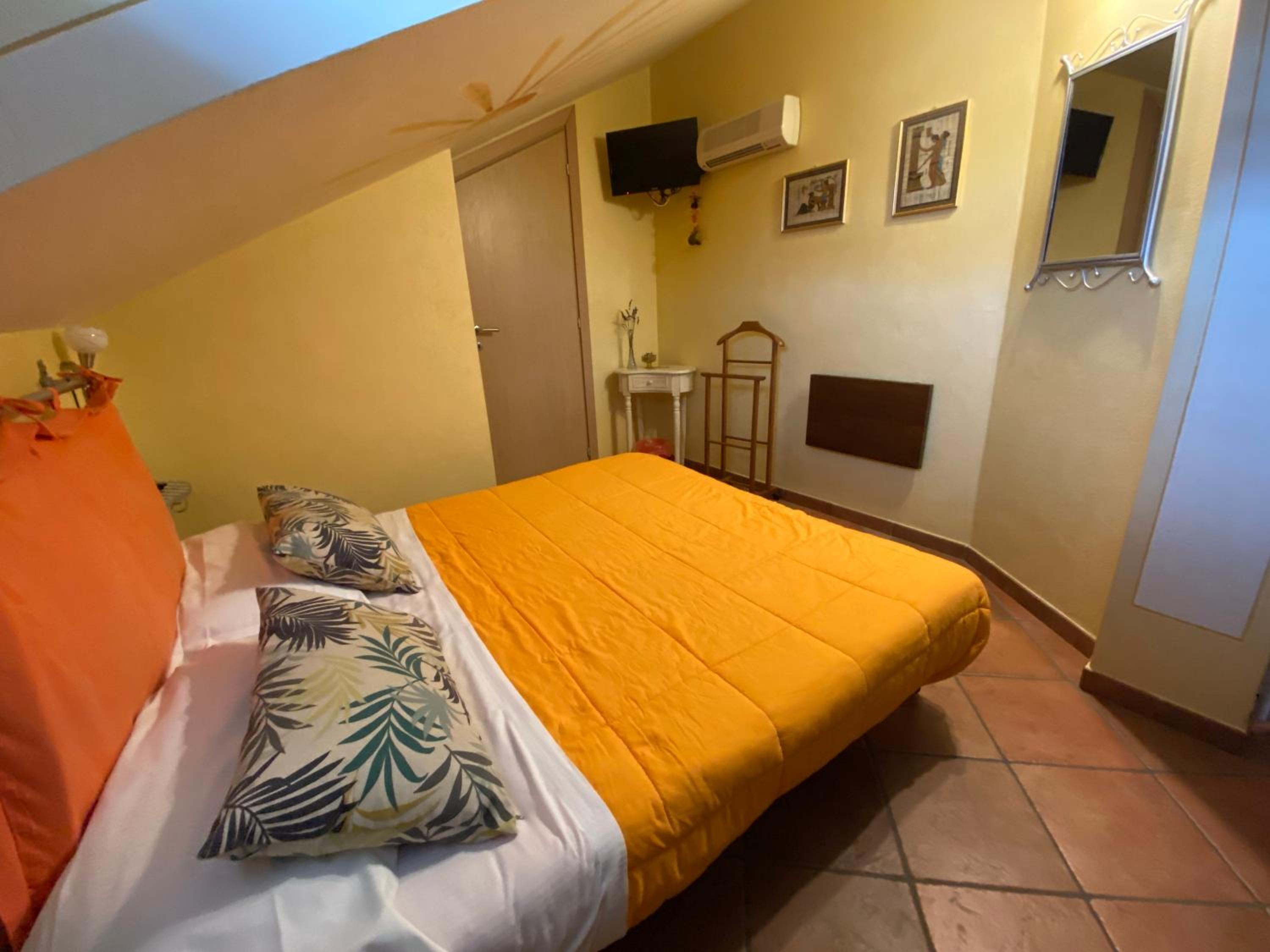 Small Double Room - Photo 5