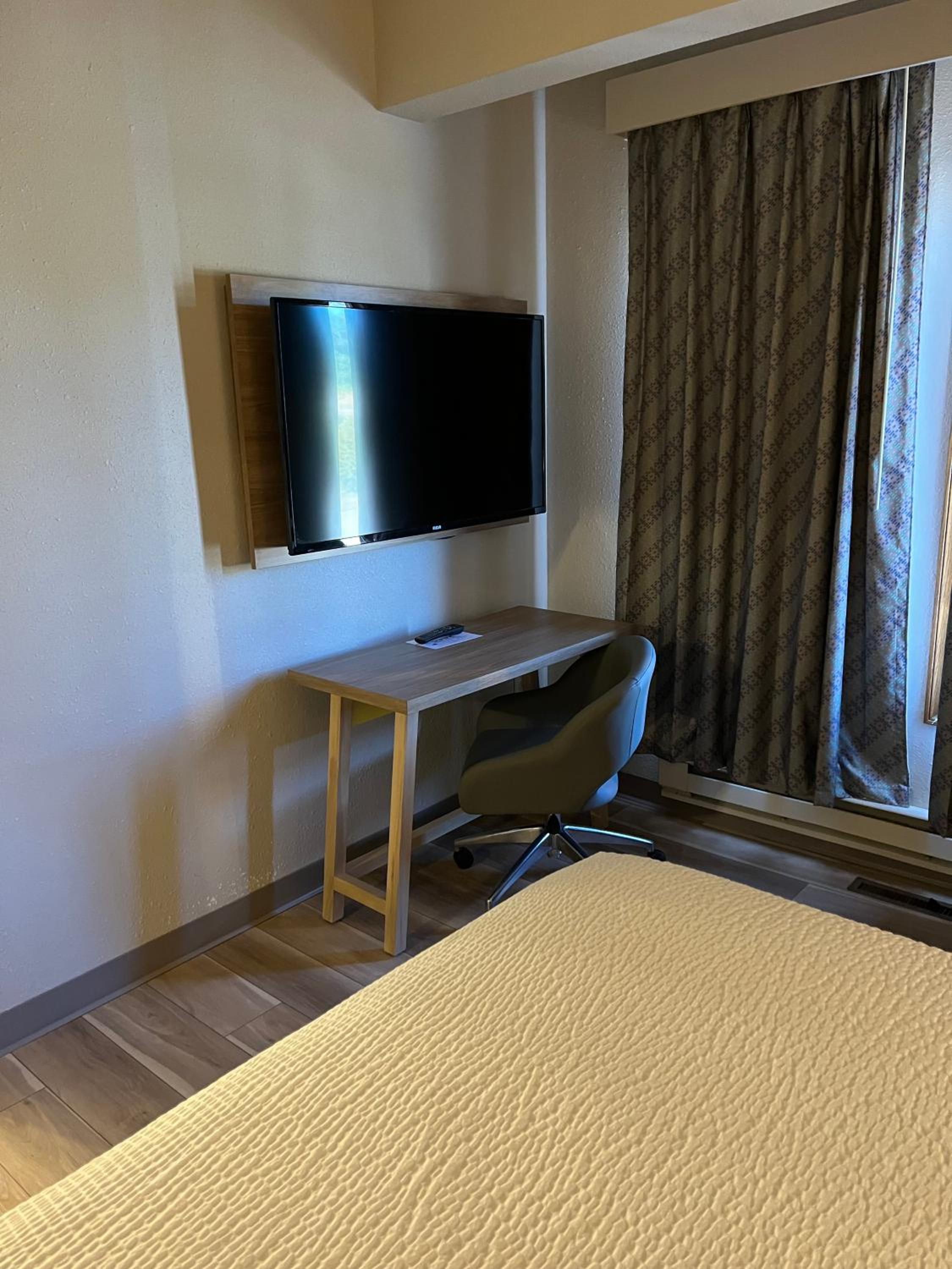 One-Bedroom King Suite - Non-Smoking - Photo 8