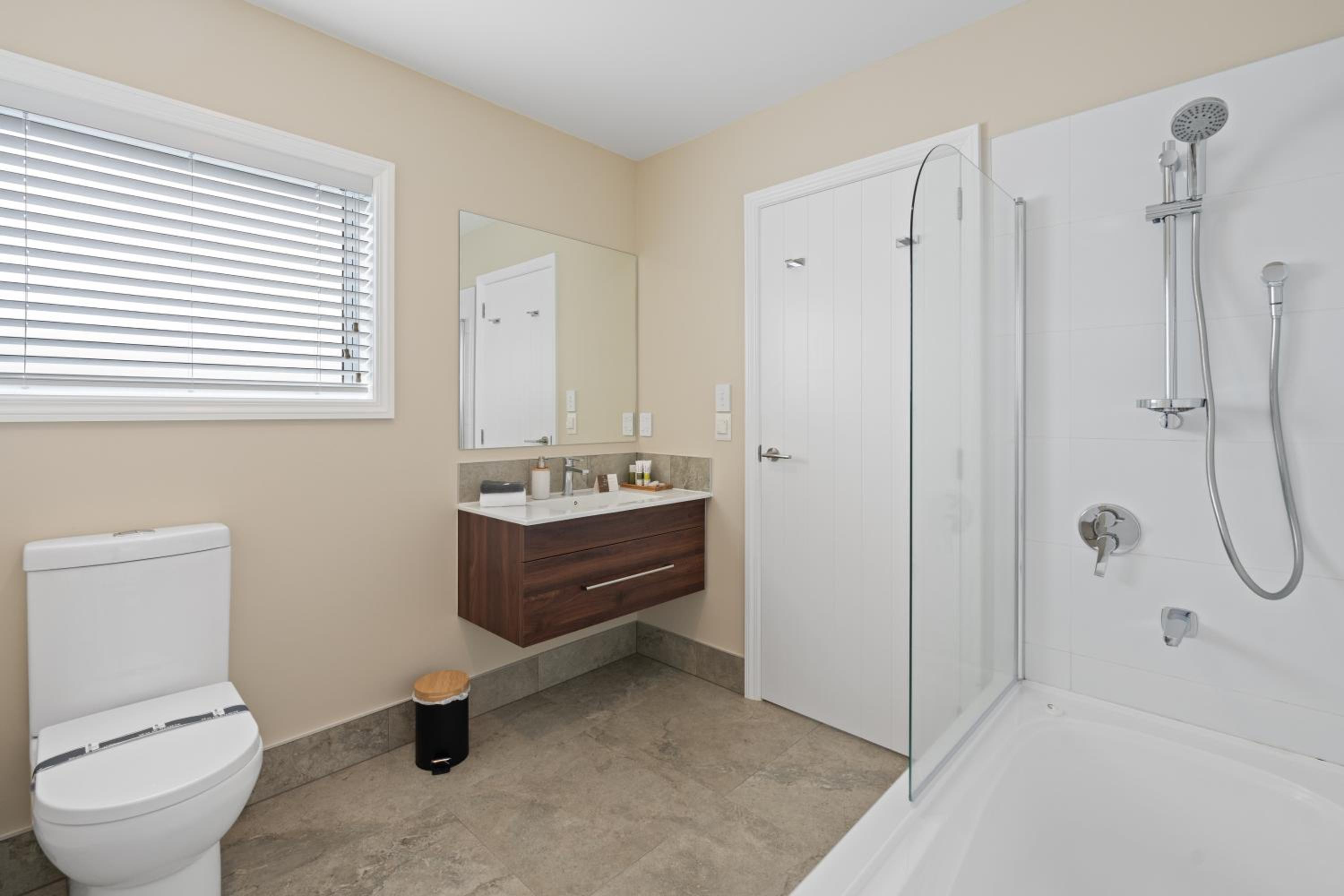 King Suite with Spa Bath - Photo 4