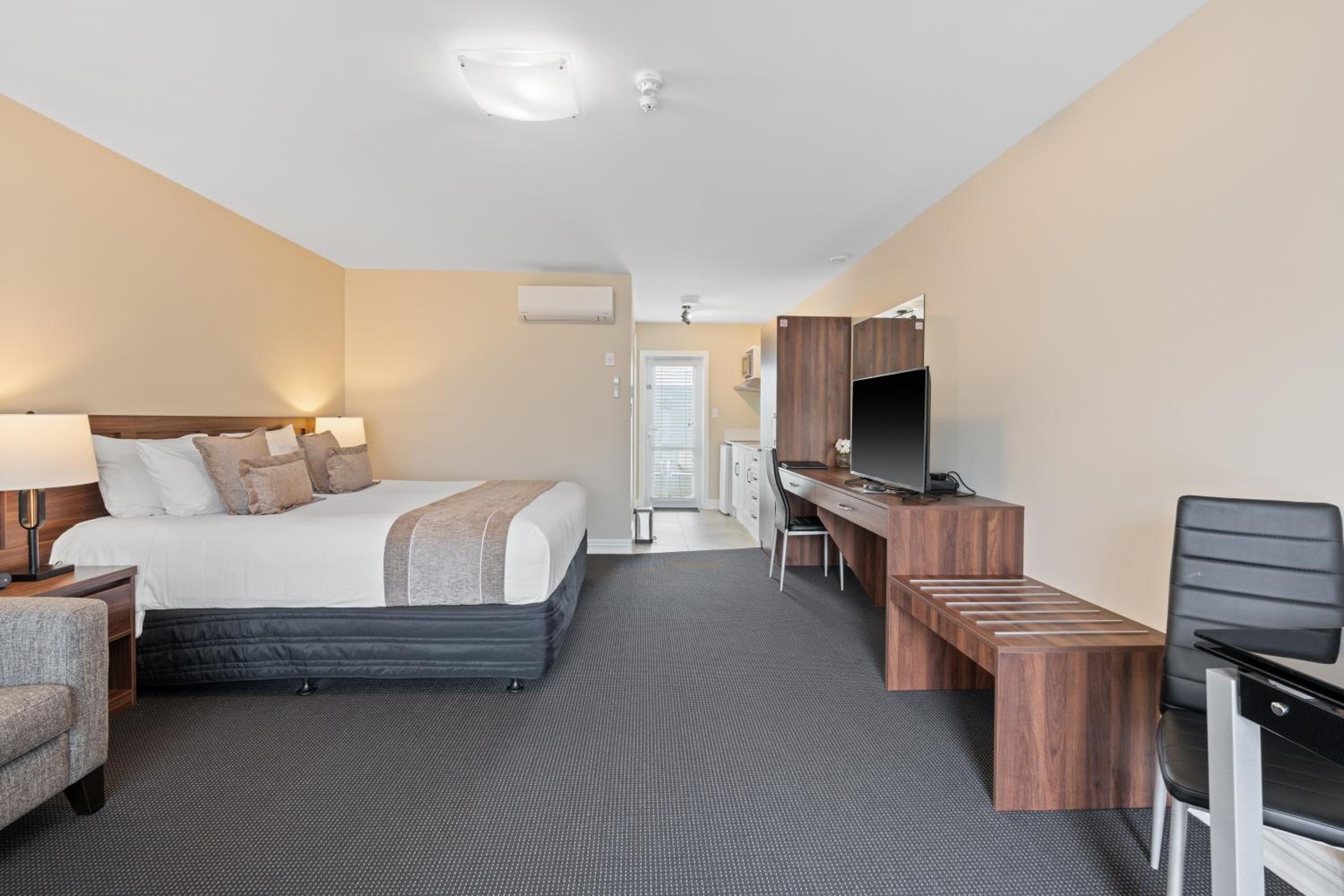 King Suite with Spa Bath - Photo 2