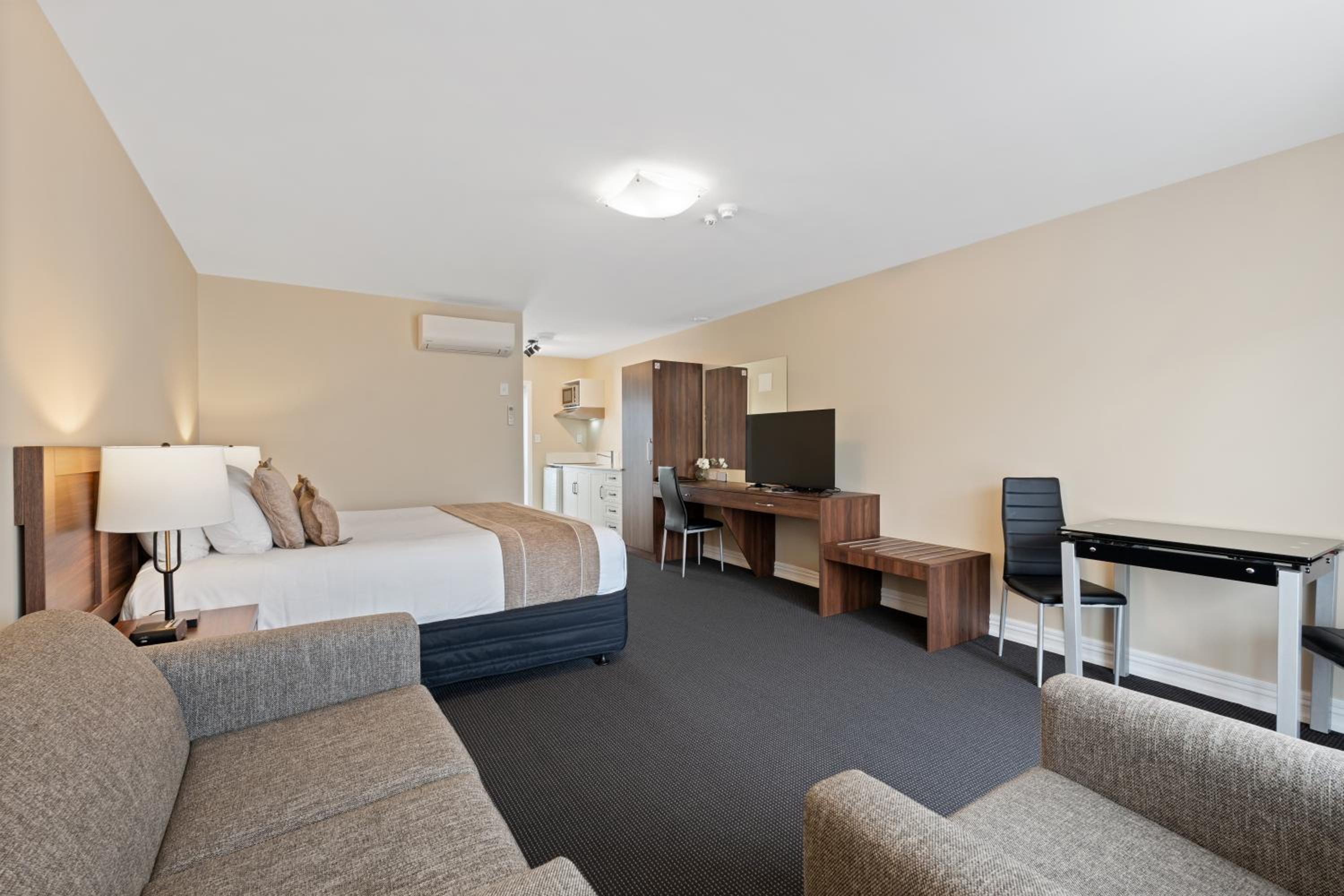 King Suite with Spa Bath - Photo 1