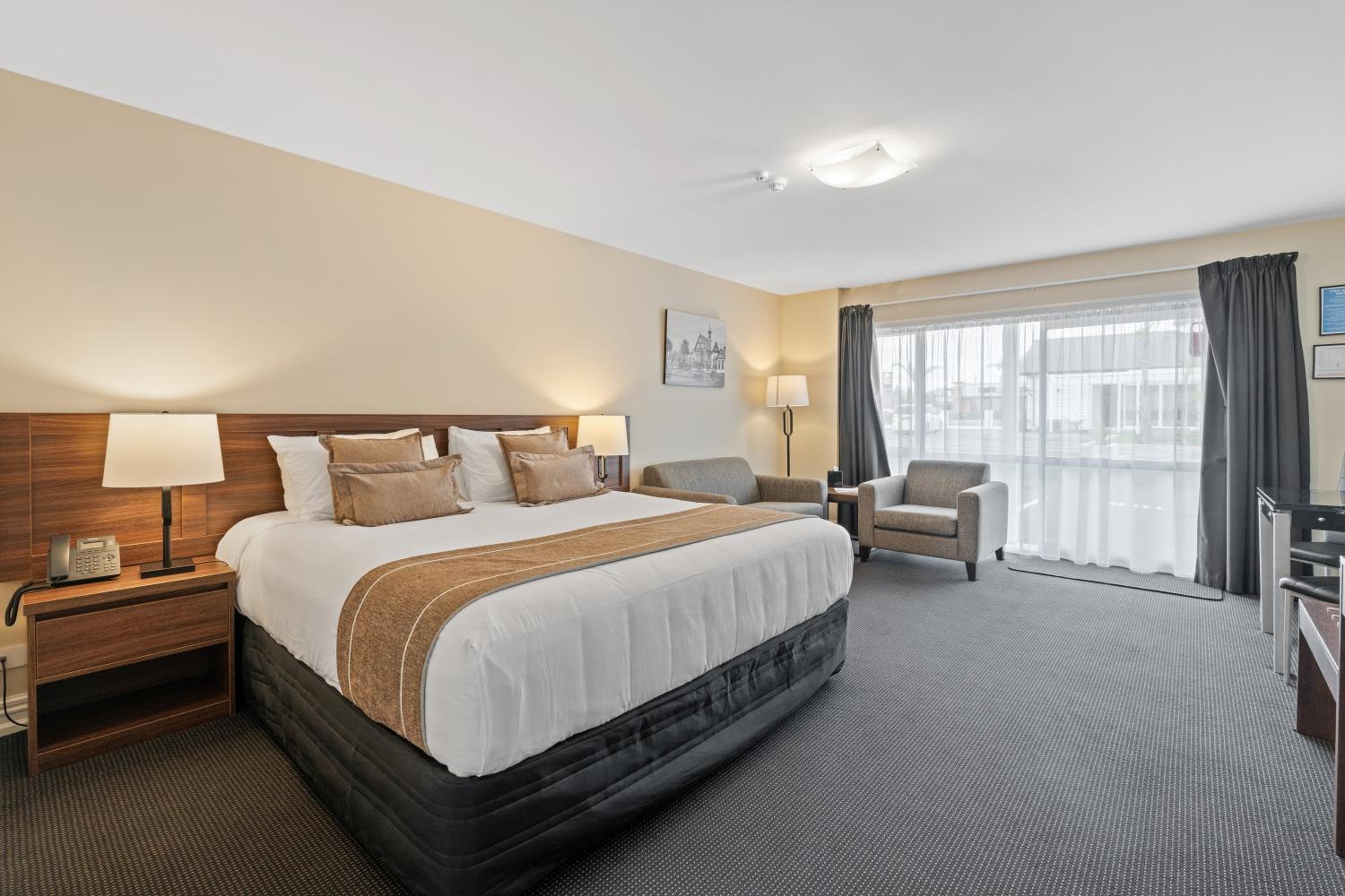 King Suite with Spa Bath - Photo 7