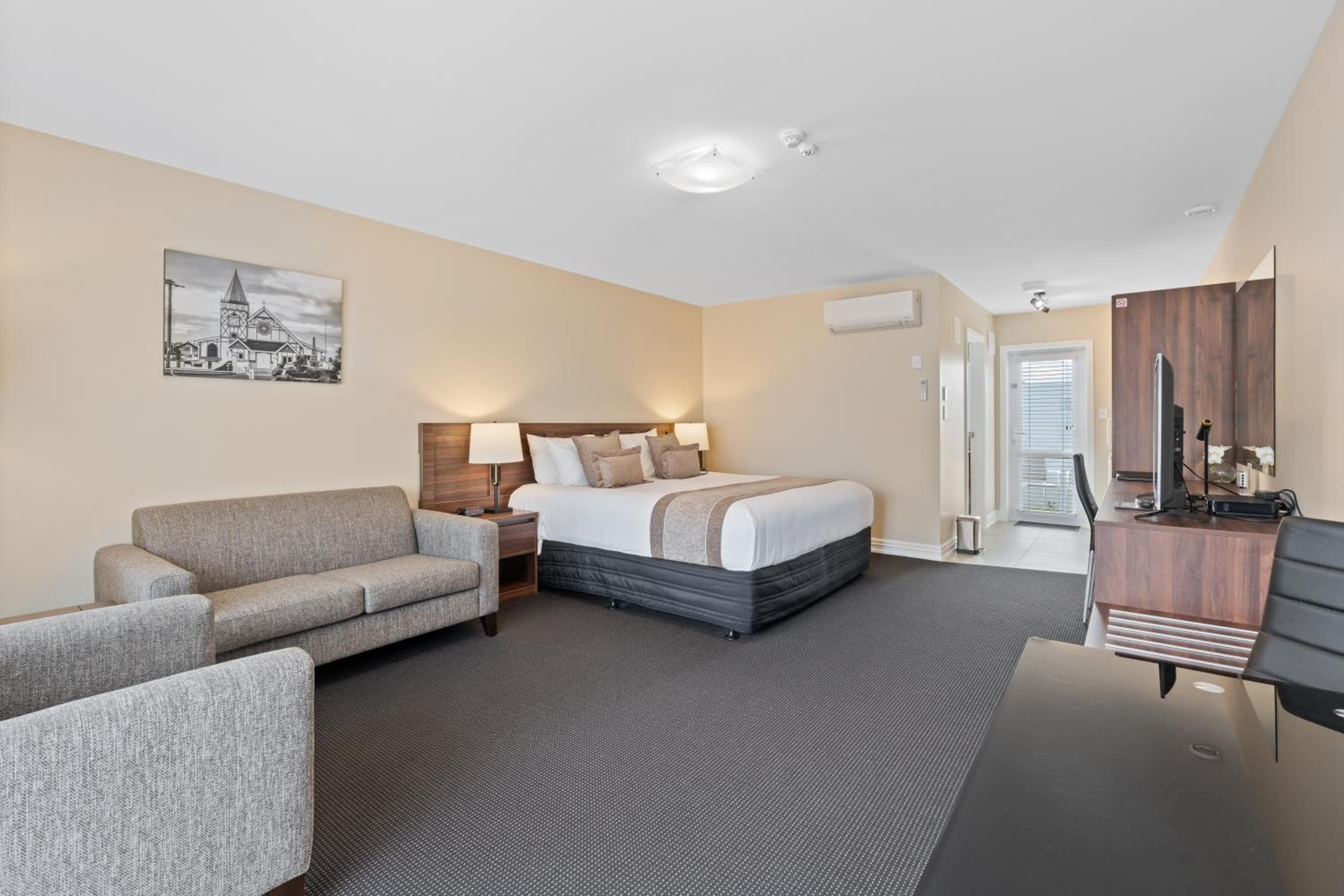 King Suite with Spa Bath - Photo 5