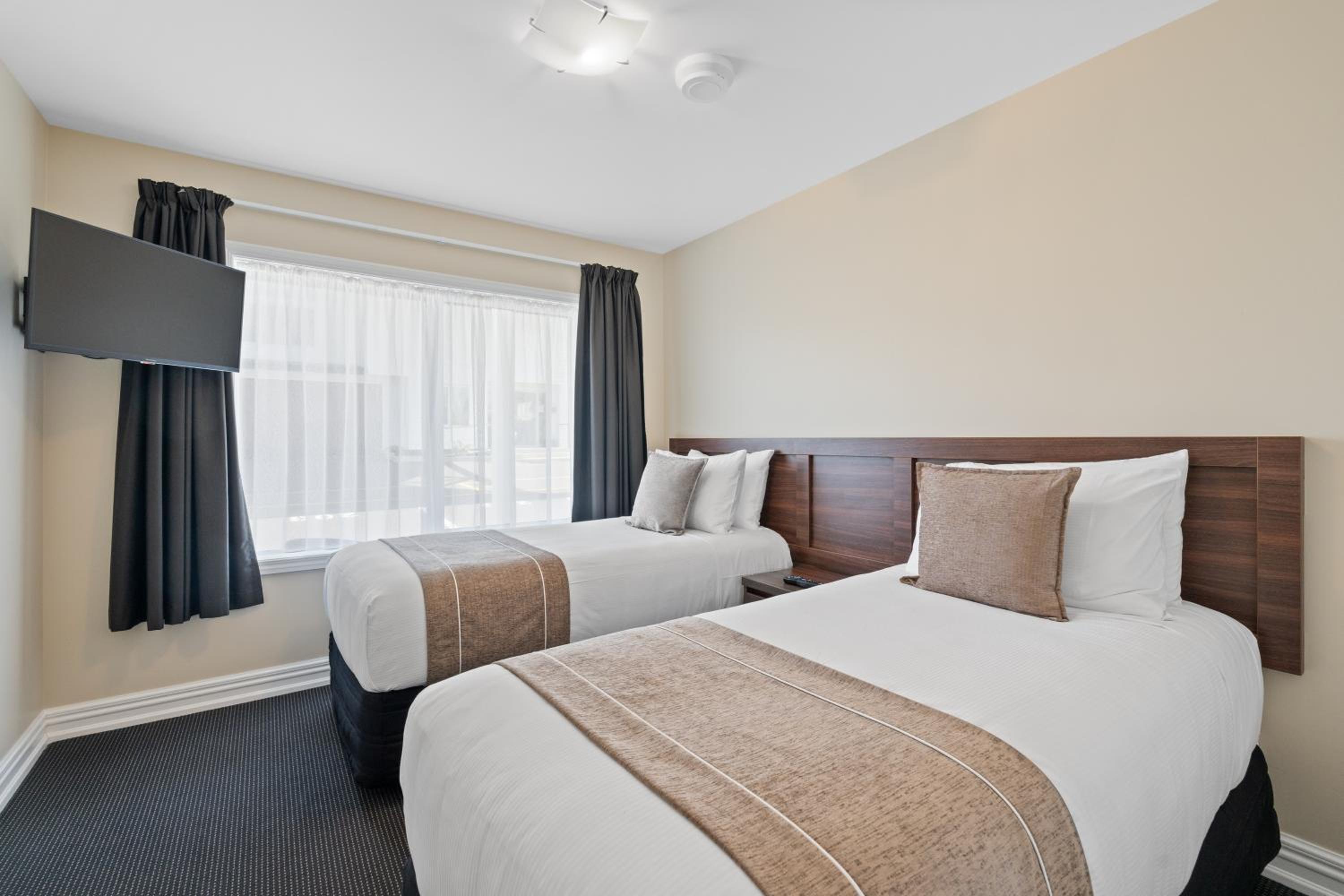 Two-Bedroom Suite - Photo 3