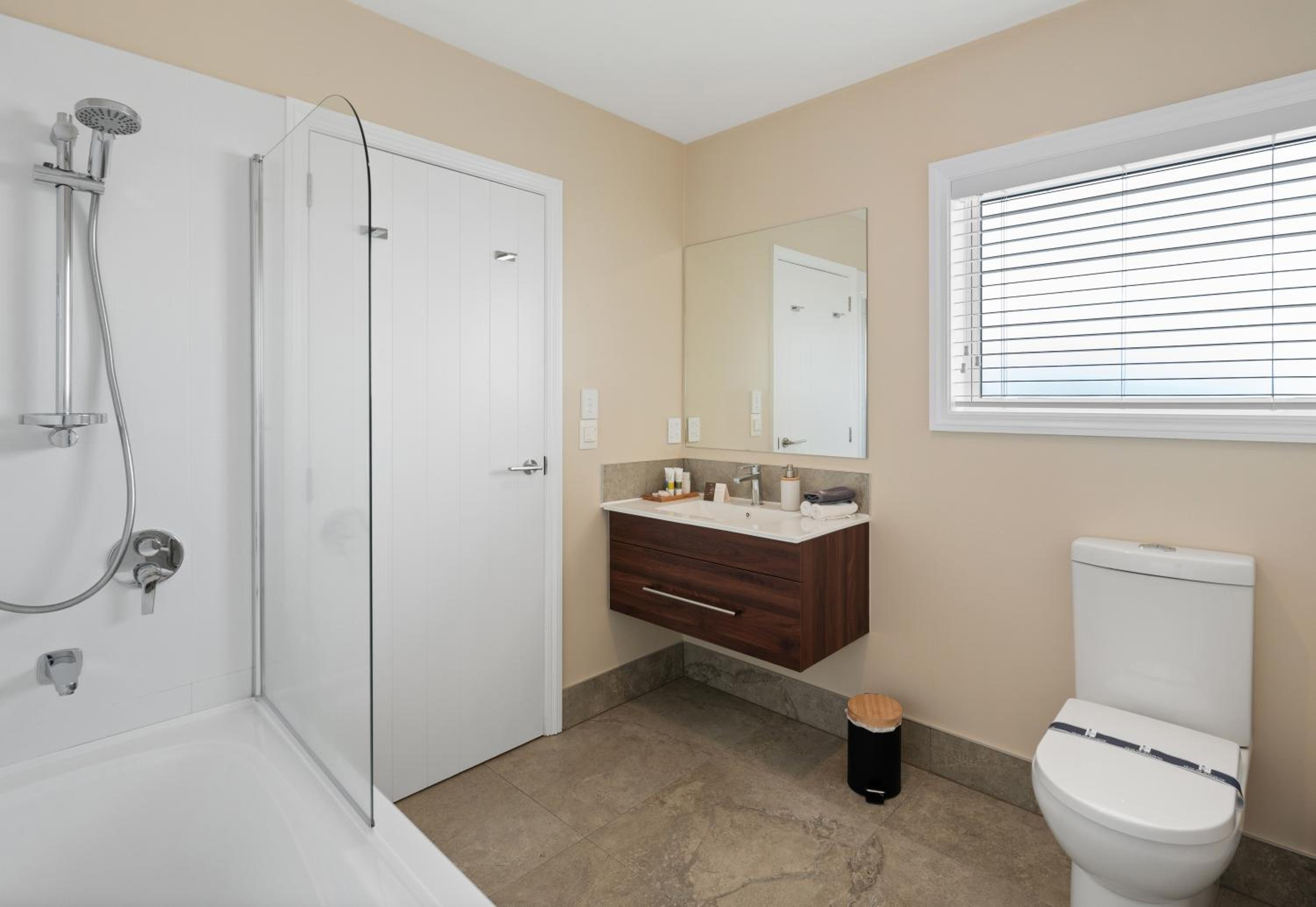 Superior Queen Room with Two Queen Beds - Photo 4