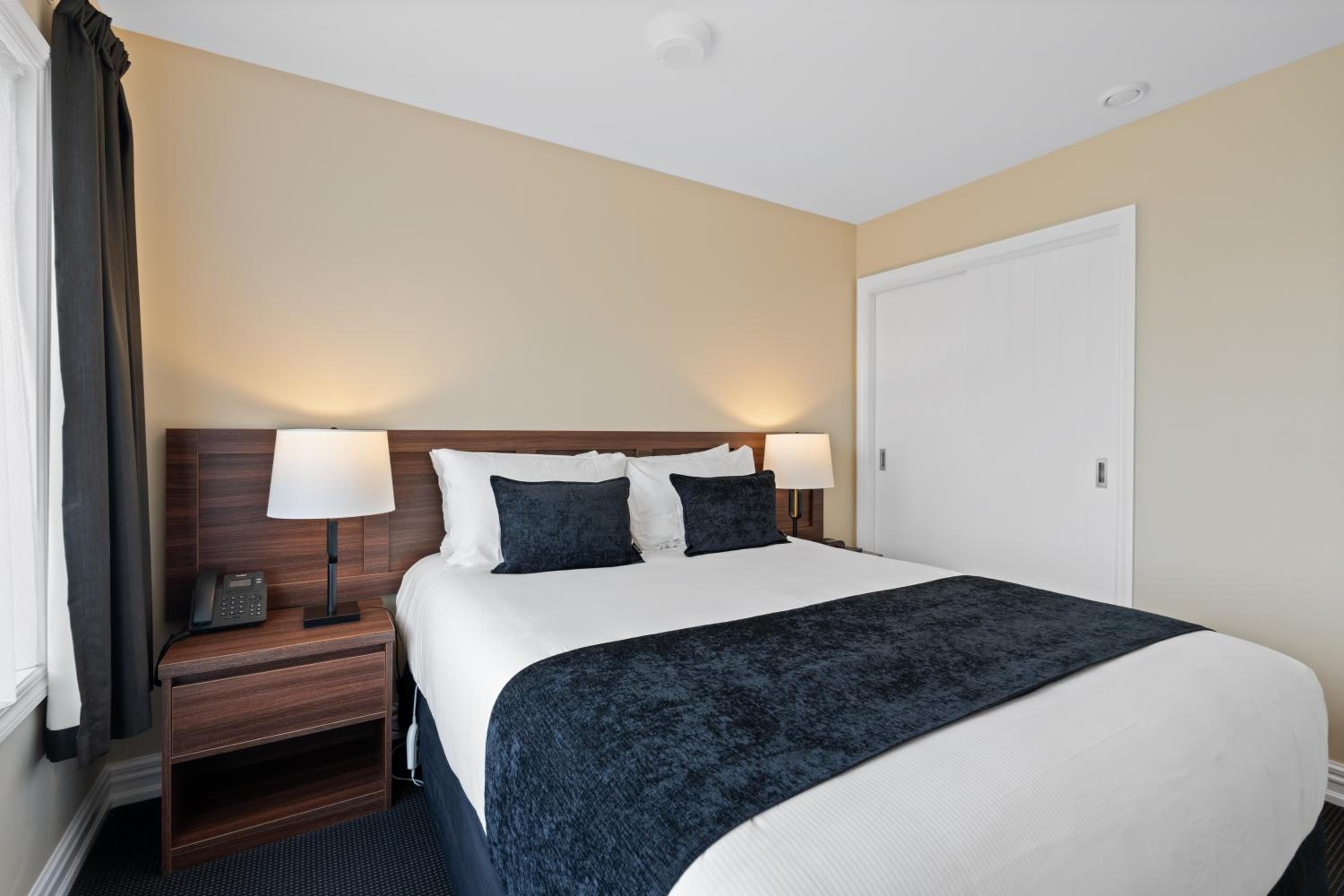 One-Bedroom Suite - Photo 4