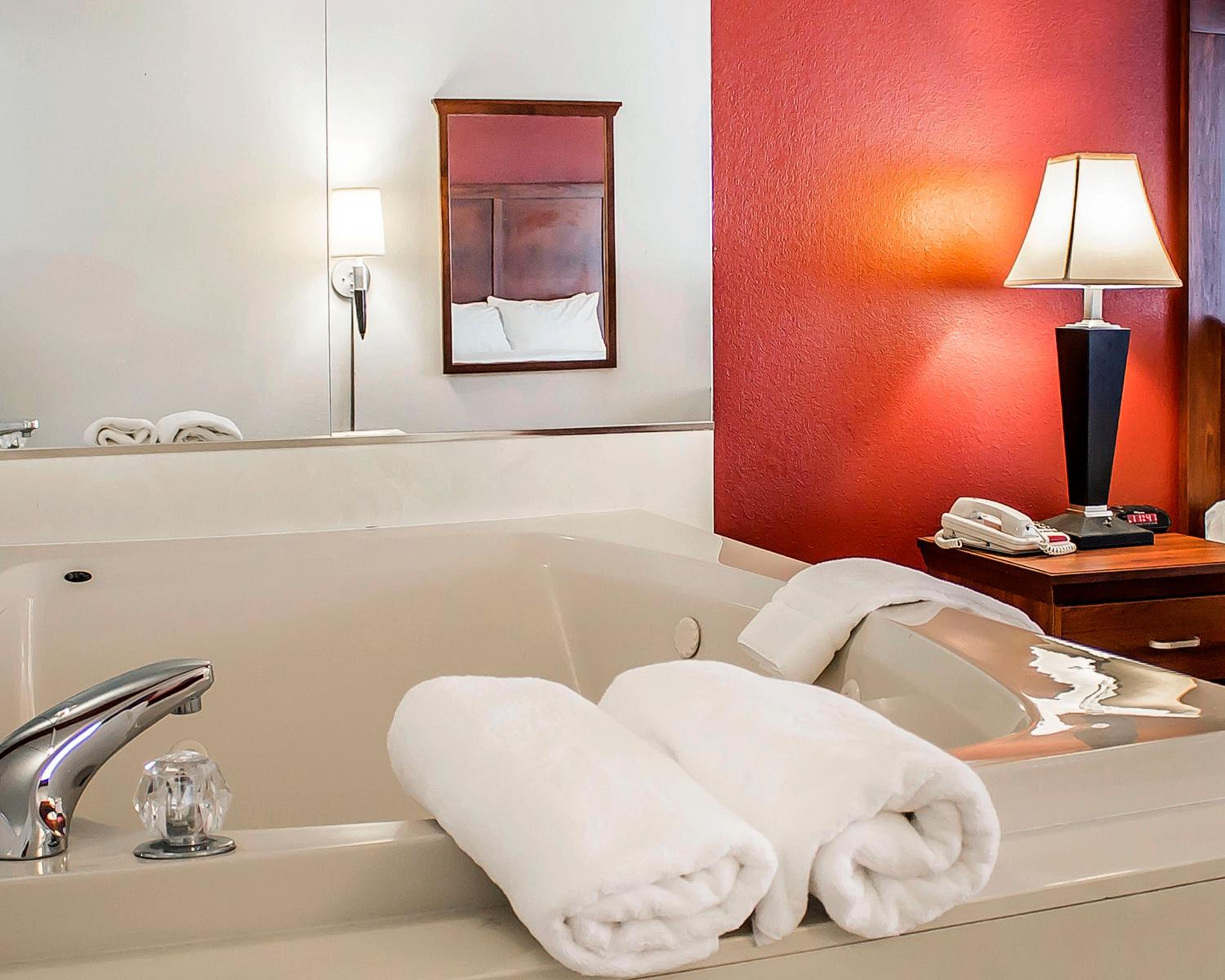 Standard Queen Room with Hot Tub - Non-Smoking - Photo 4