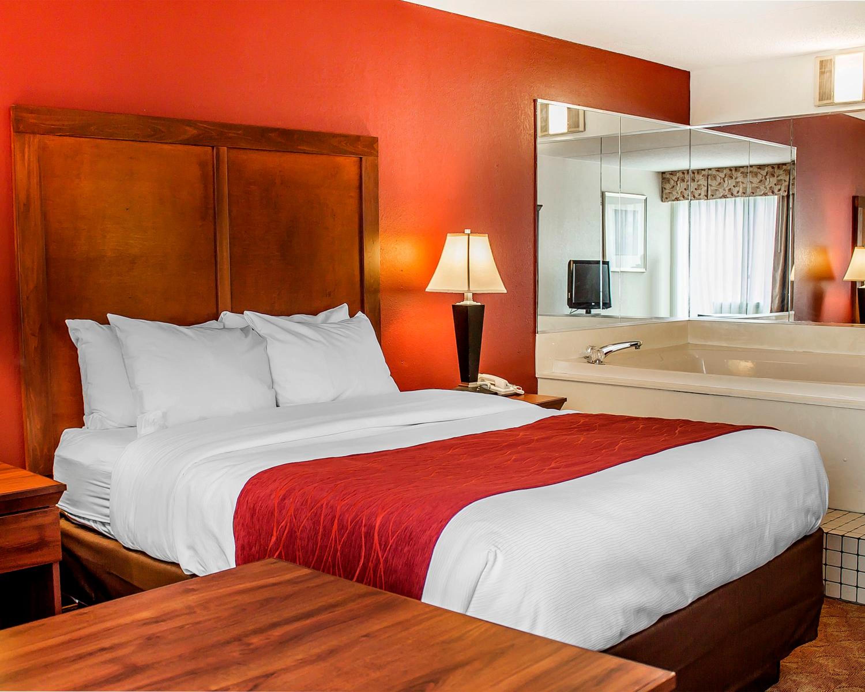 Standard Queen Room with Hot Tub - Non-Smoking - Photo 1