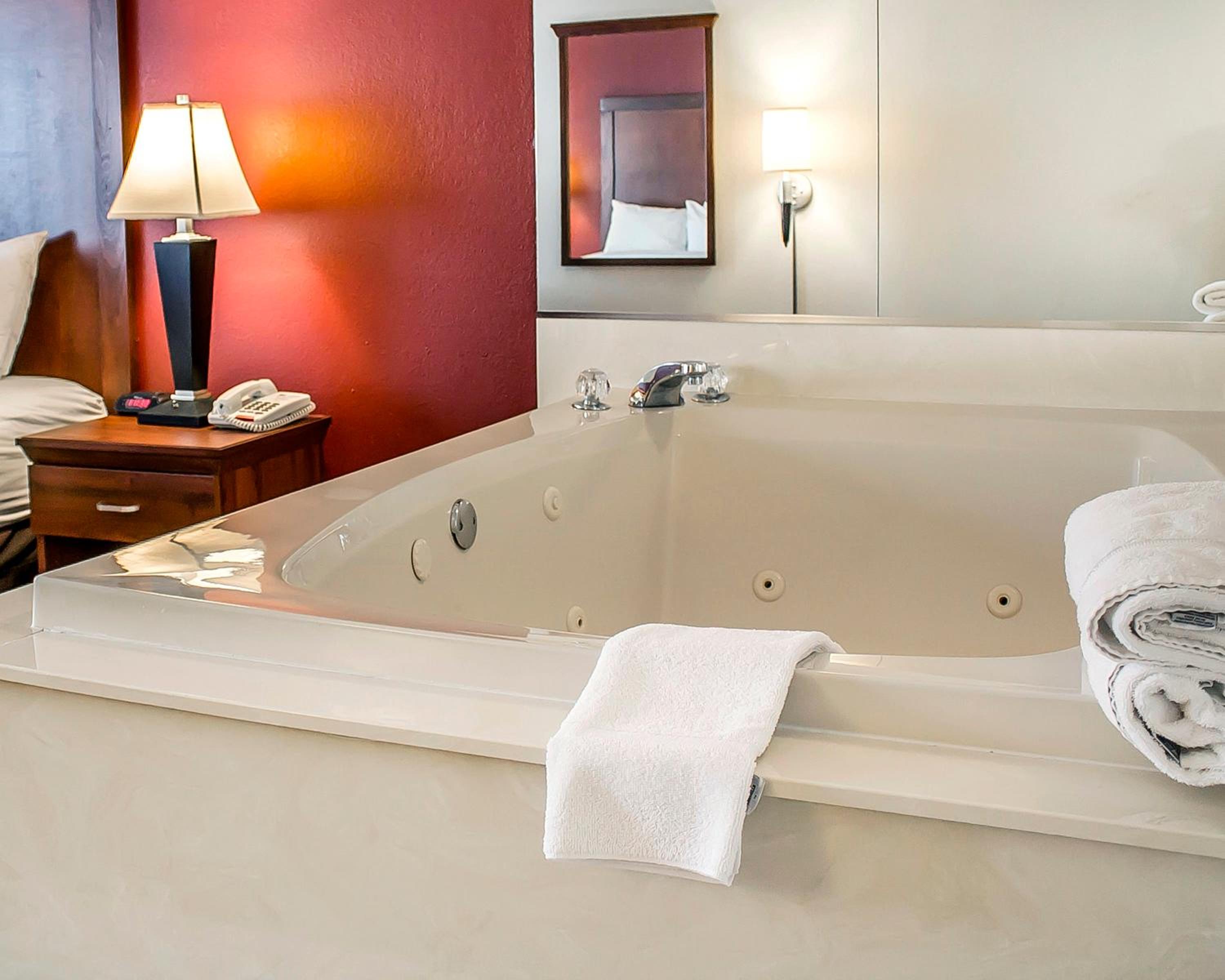 Standard Queen Room with Hot Tub - Non-Smoking - Photo 3