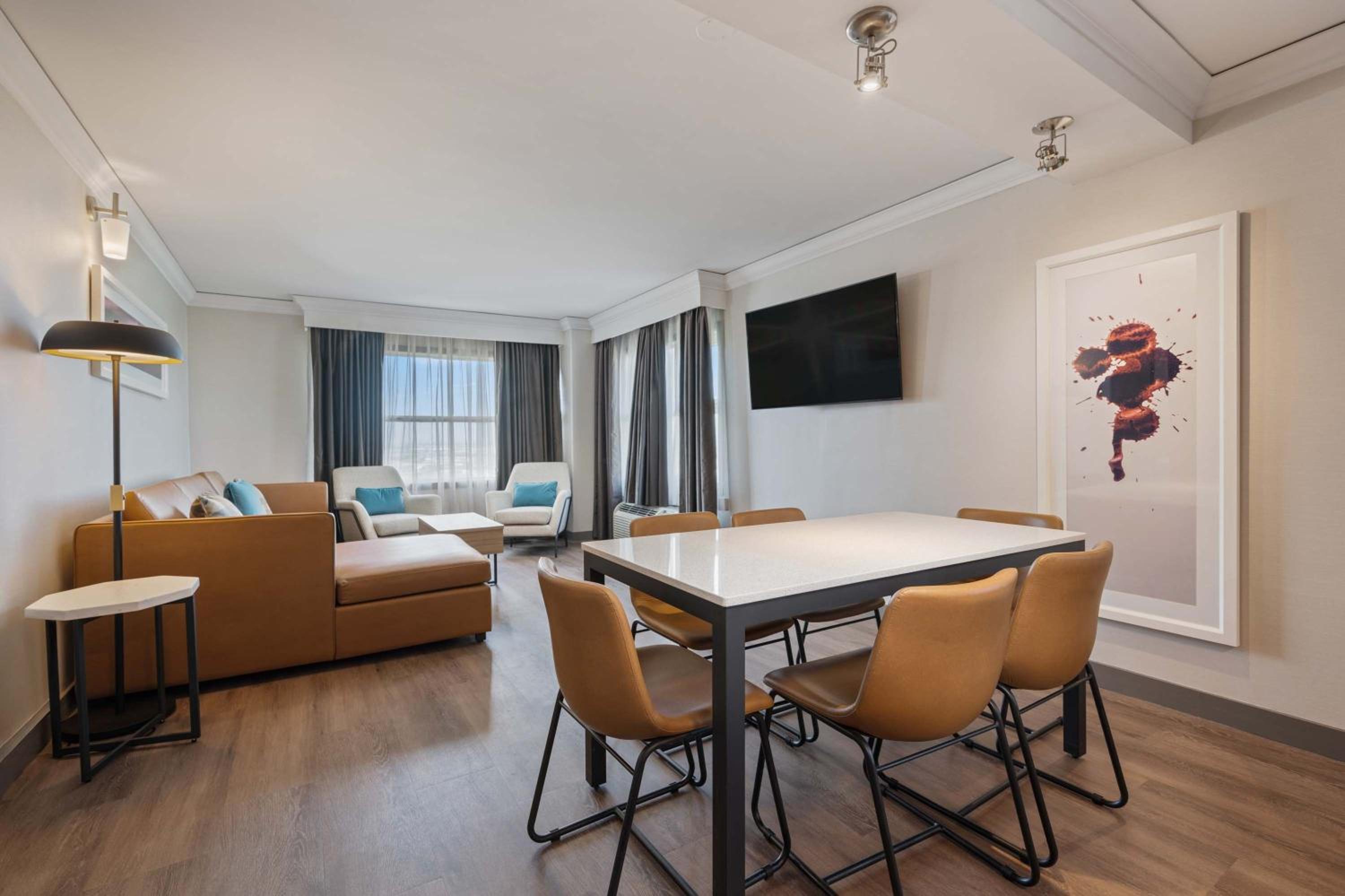 Grand Jacuzzi Suite, 1 King Bed, Sofa Bed, Kitchen - Photo 3