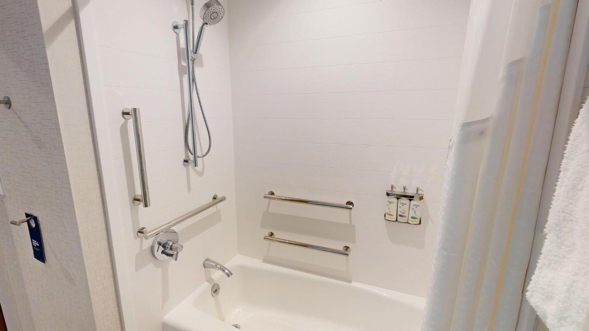 King Suite With Hearing Accessible Tub - Non-Smoking