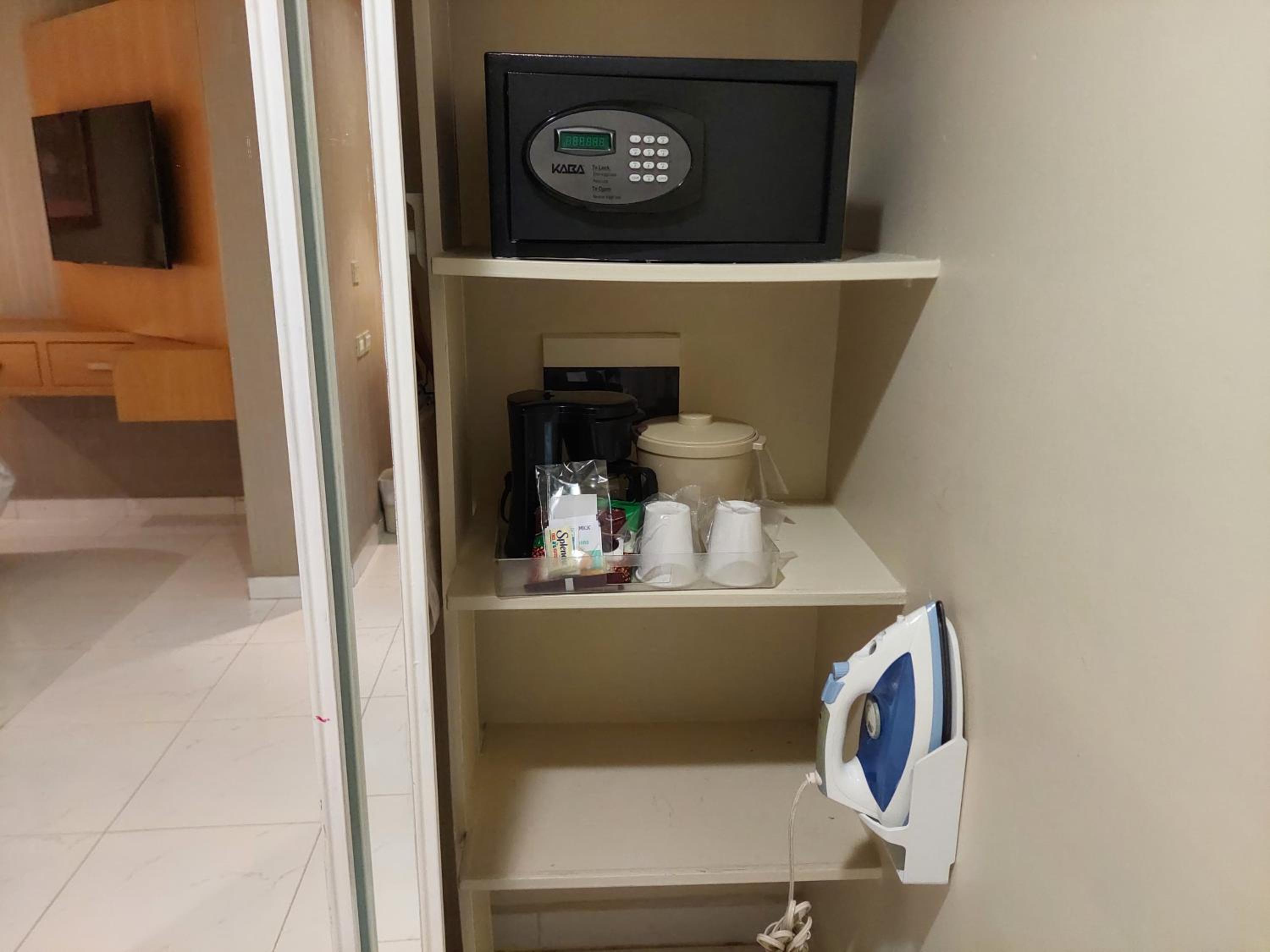 Standard King Room - Accessible - Photo 4