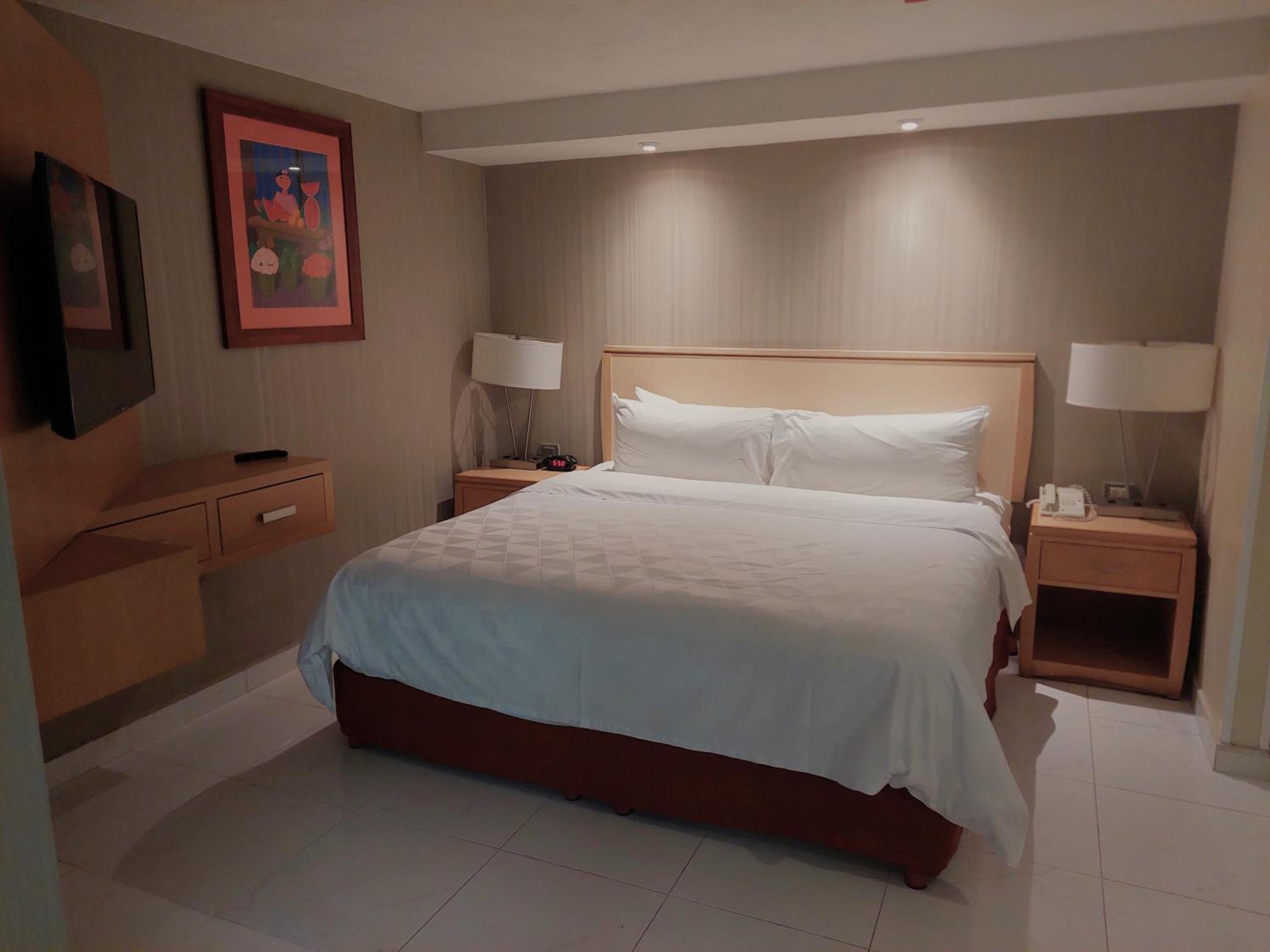 Standard King Room - Accessible - Photo 1