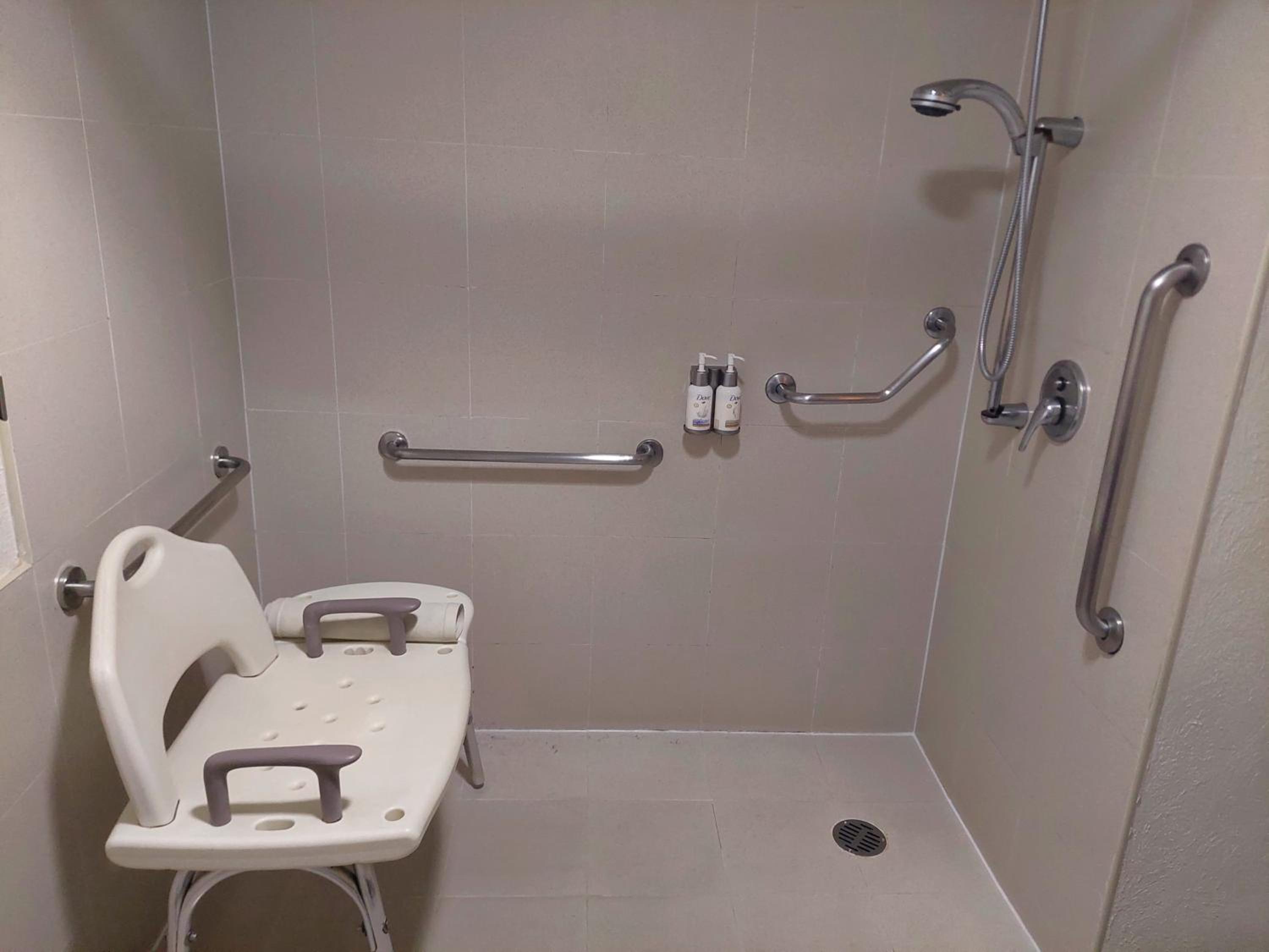 Standard King Room - Accessible - Photo 3