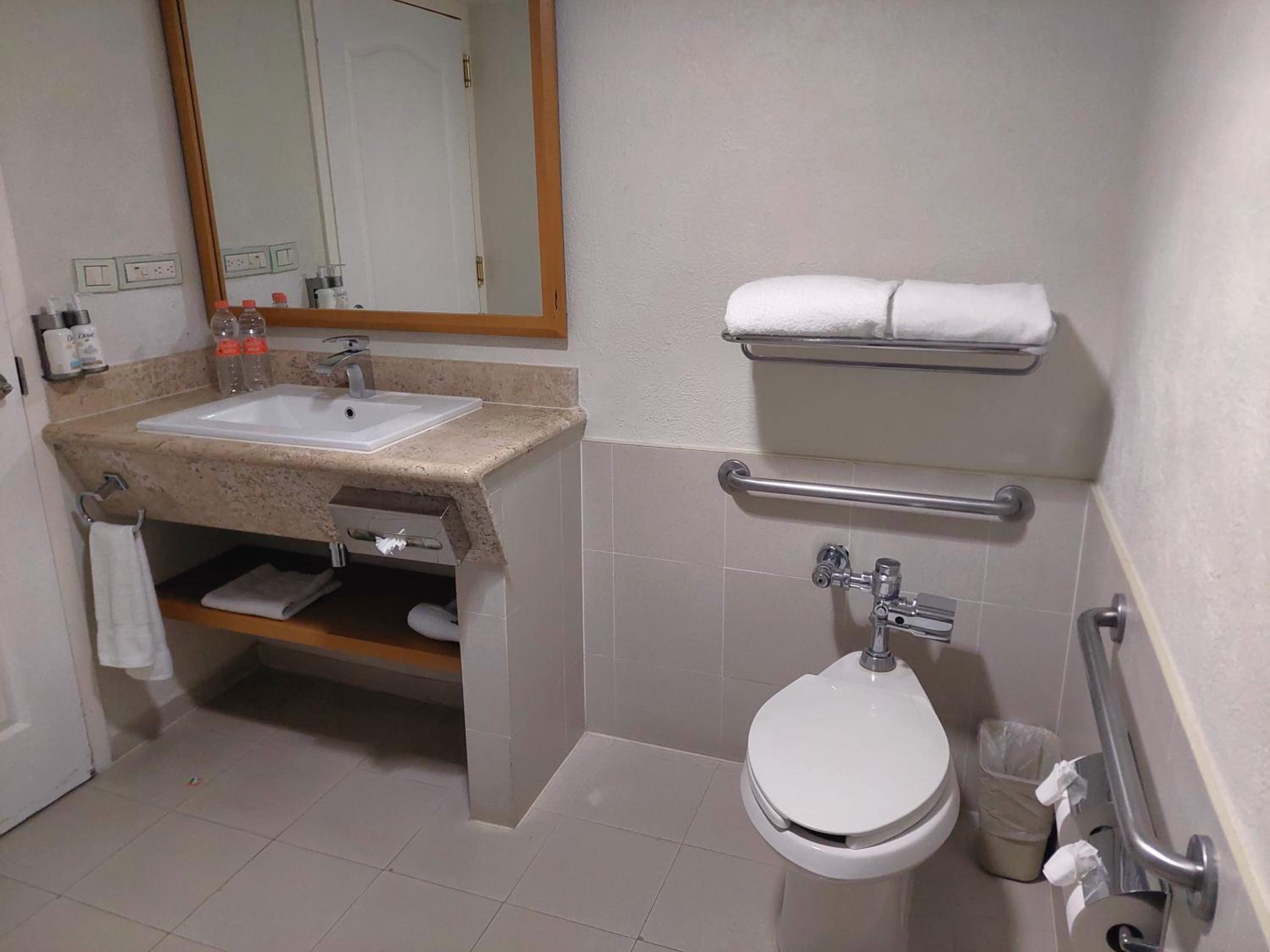Standard King Room - Accessible - Photo 2
