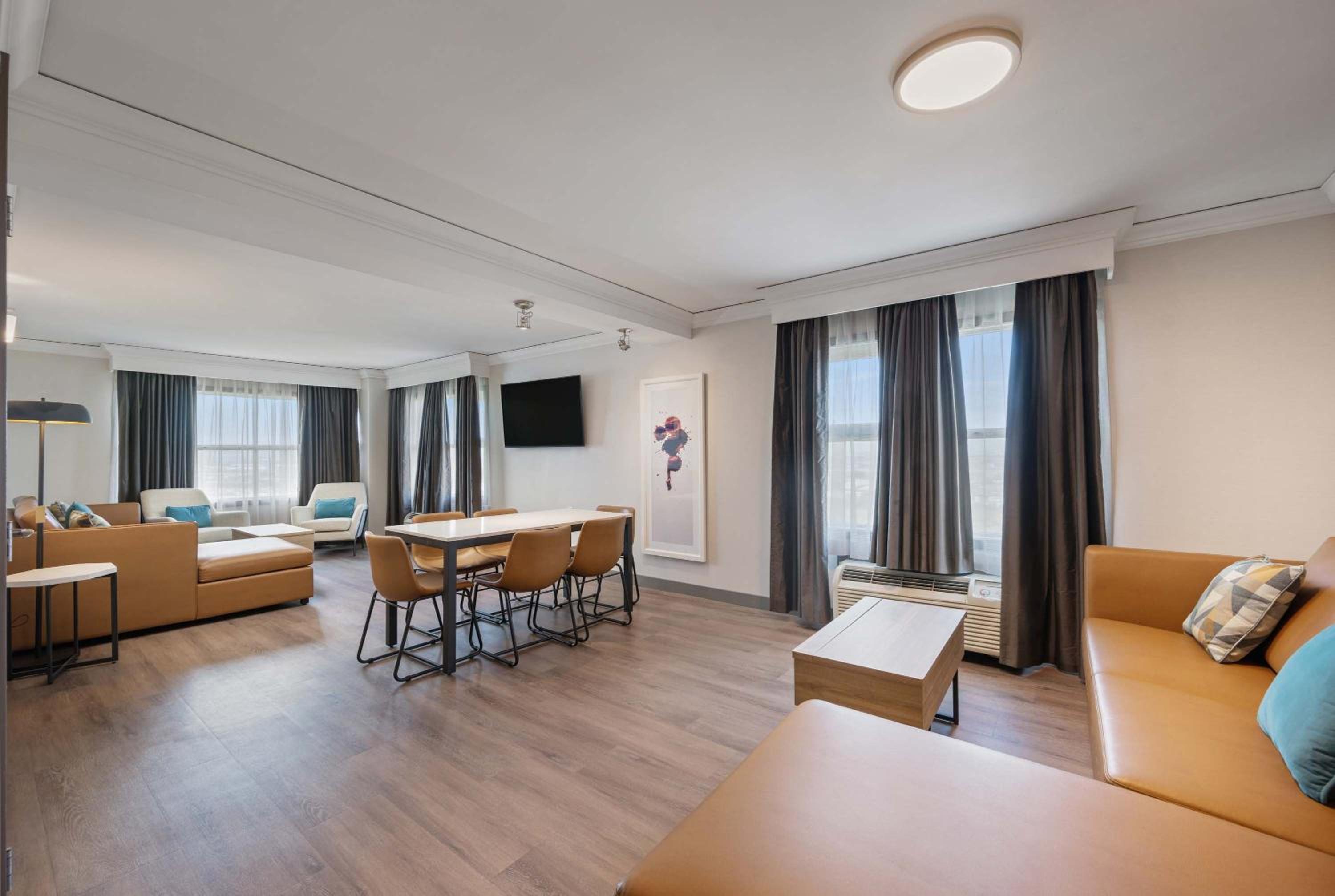 Grand Jacuzzi Suite, 1 King Bed, Sofa Bed, Kitchen - Photo 4