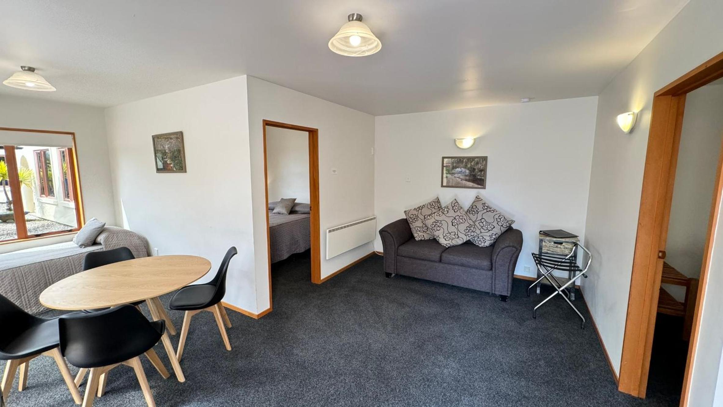 Two Bedroom Cottage with Spa Bath photo 1