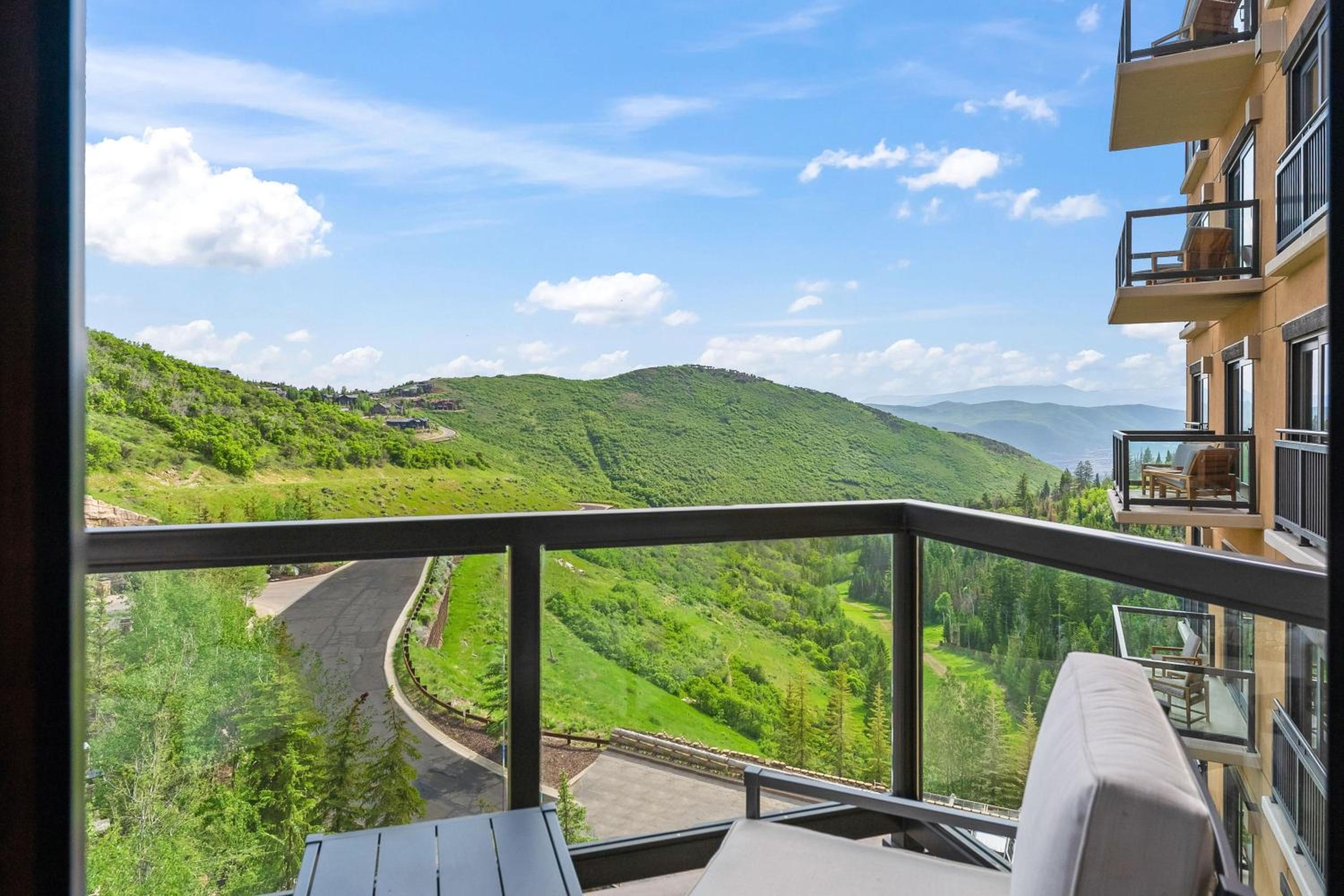 Deluxe, 1 Bedroom Suite, 1 King, Valley view - Photo 2