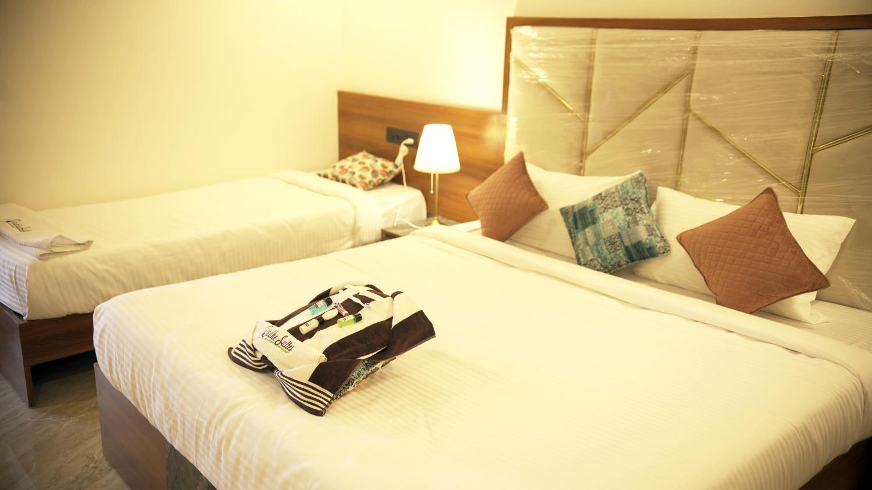 Suite - Photo 11