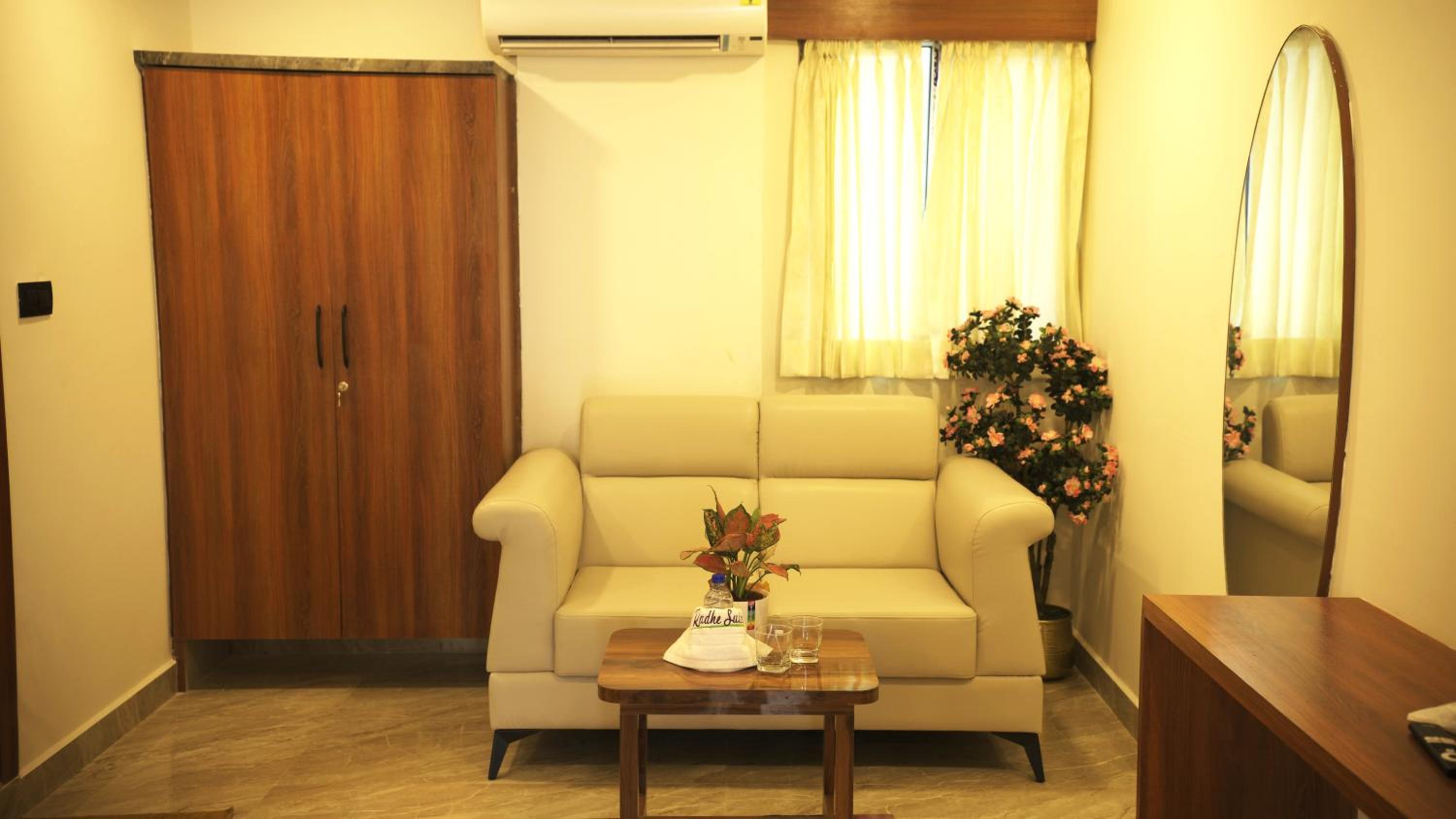 Suite - Photo 10