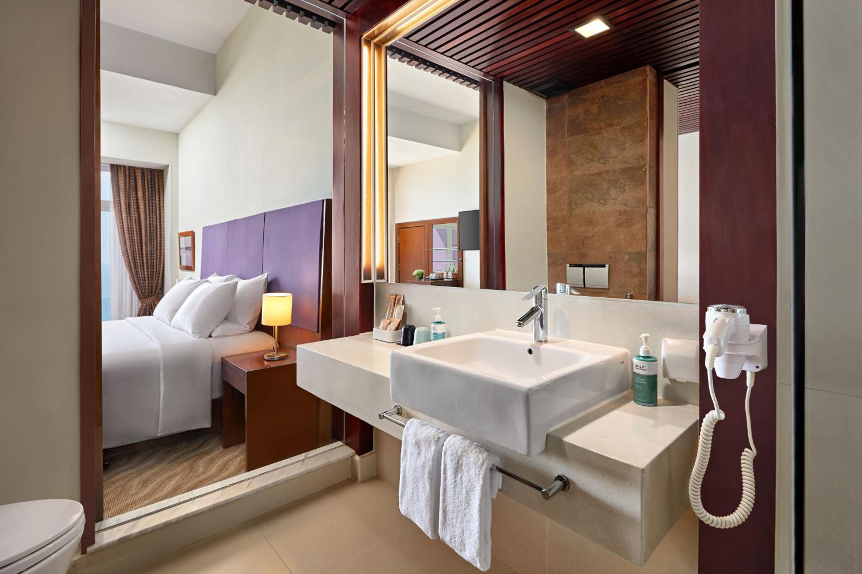 Superior King Room with Ocean View - Photo 2