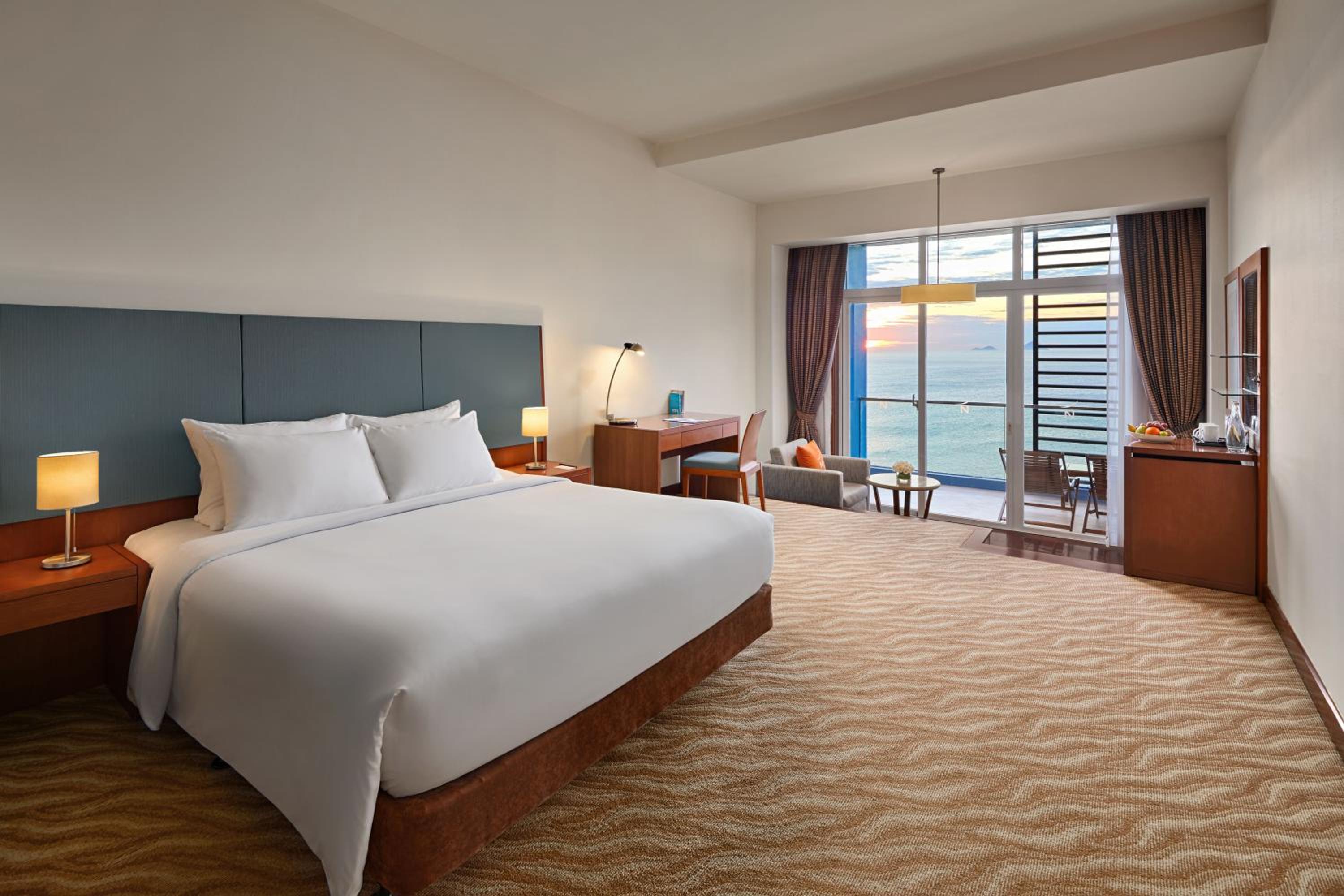 Deluxe King Room - Photo 14