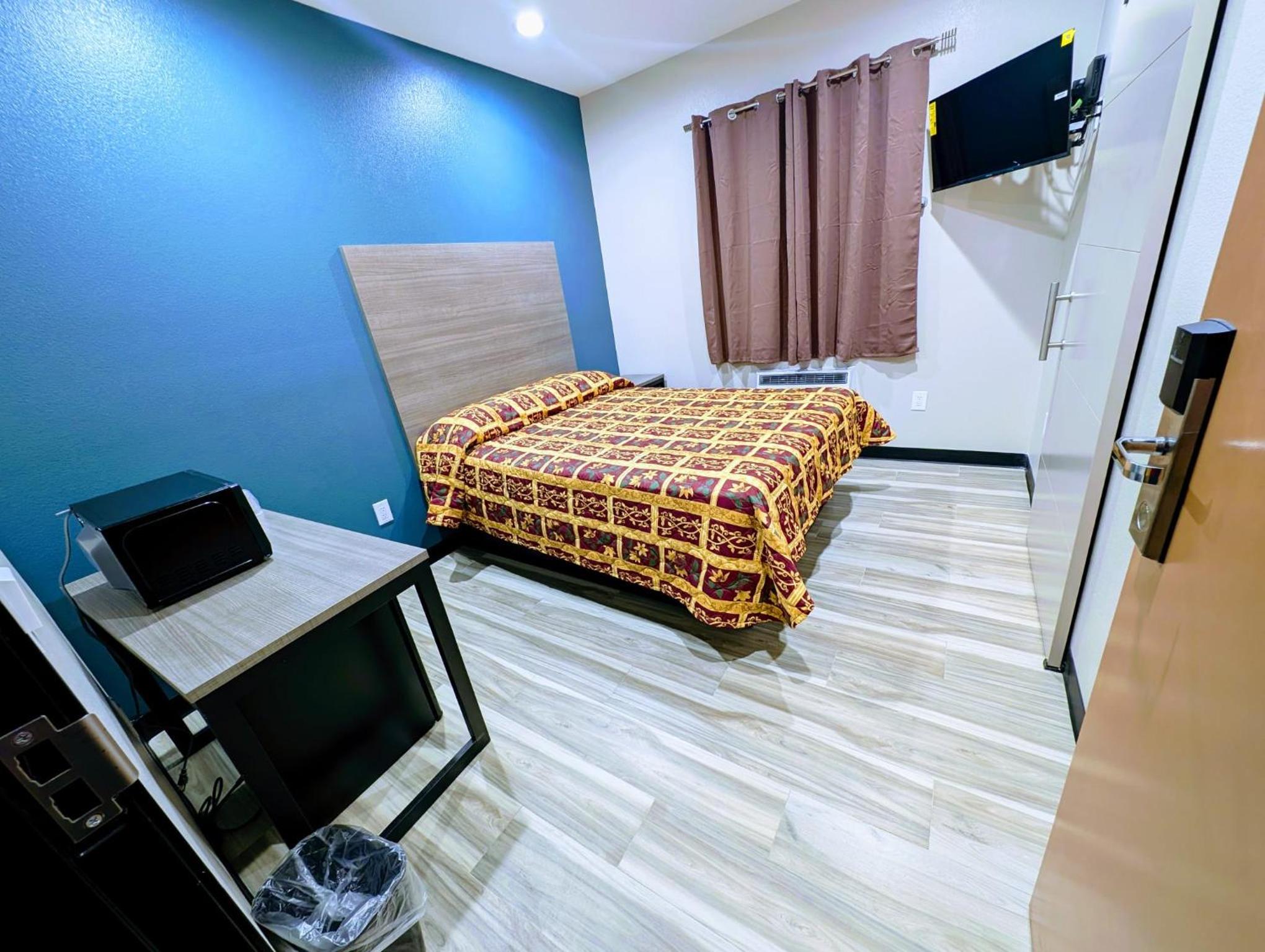 Family Room with Private Bathroom photo 3