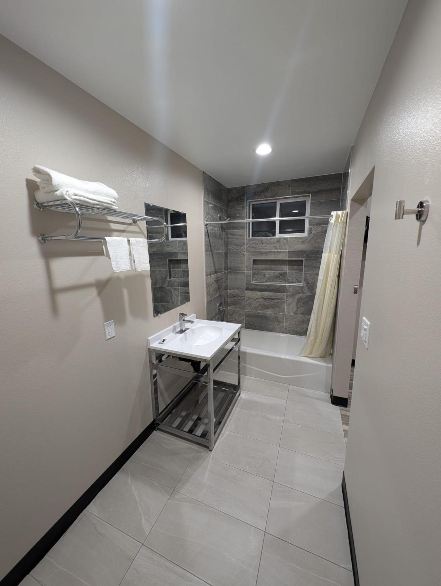 Family Room with Private Bathroom photo 2
